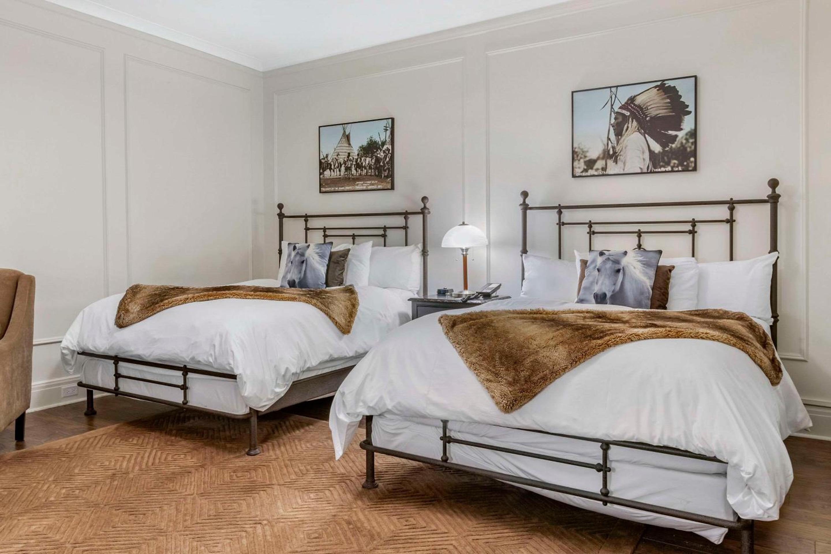 Queen Room with Two Queen Beds - Non-Smoking - Photo 1