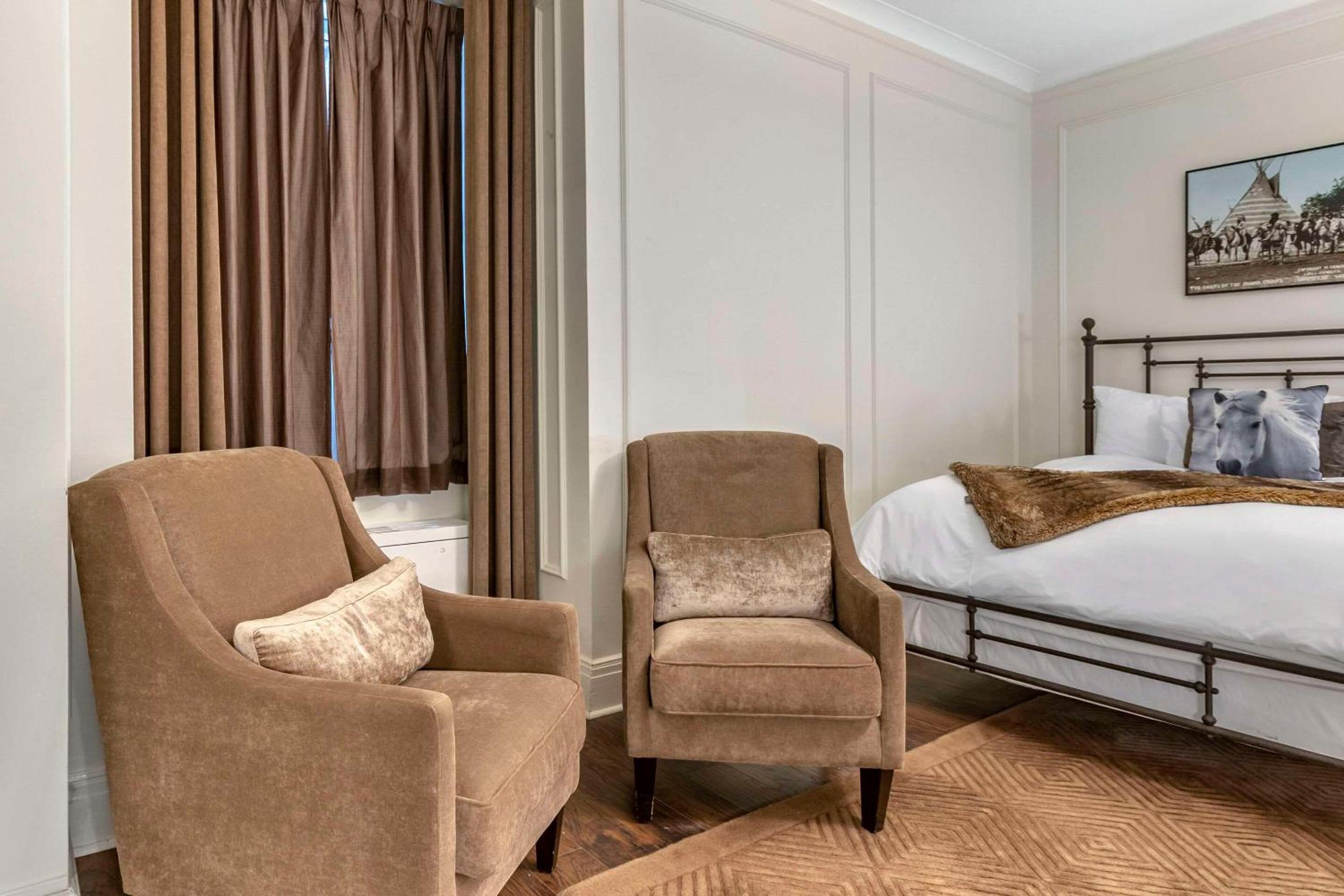 Queen Room with Two Queen Beds - Non-Smoking - Photo 2