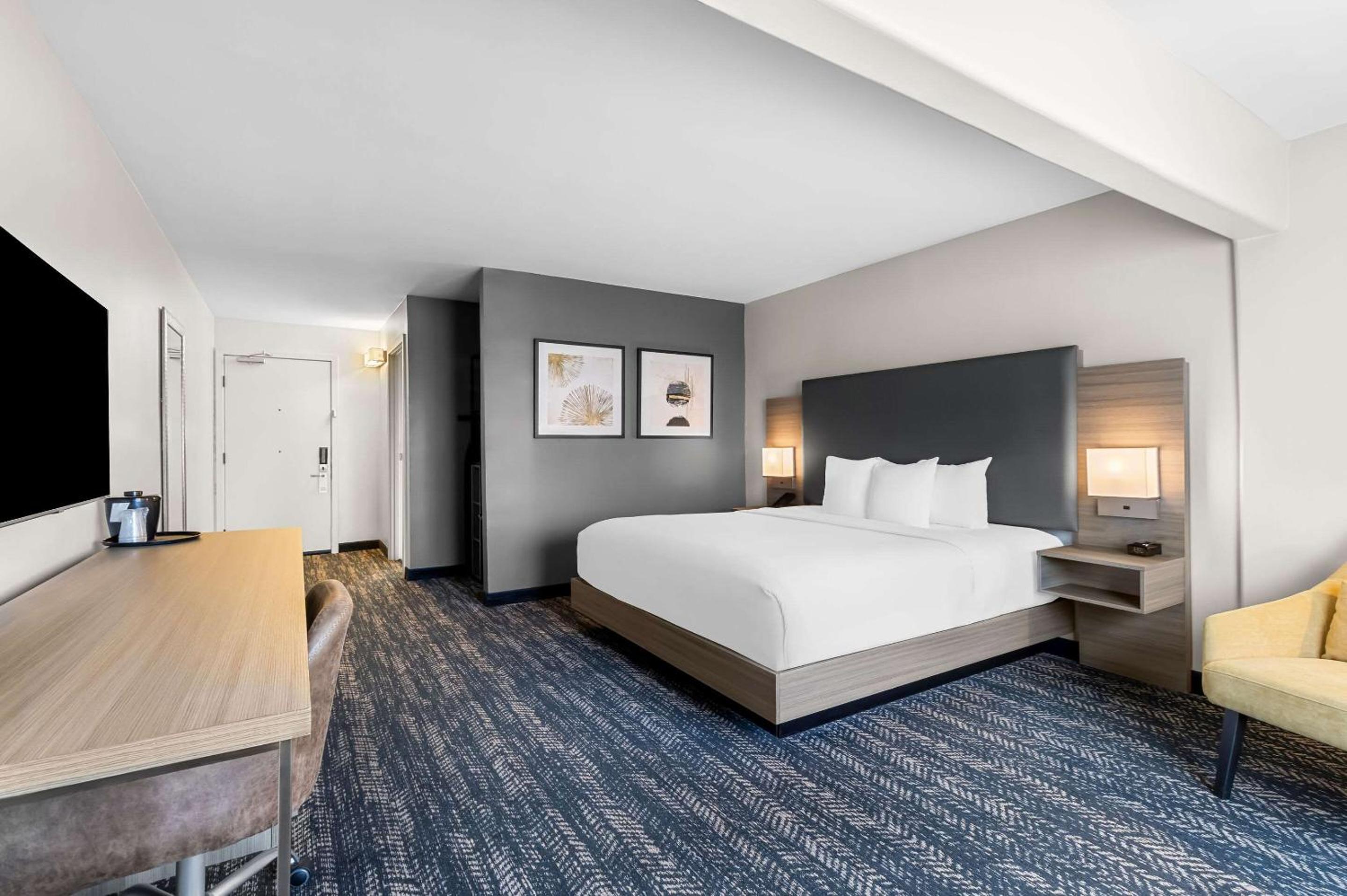 King Room - Accessible/Non-Smoking - Photo 3