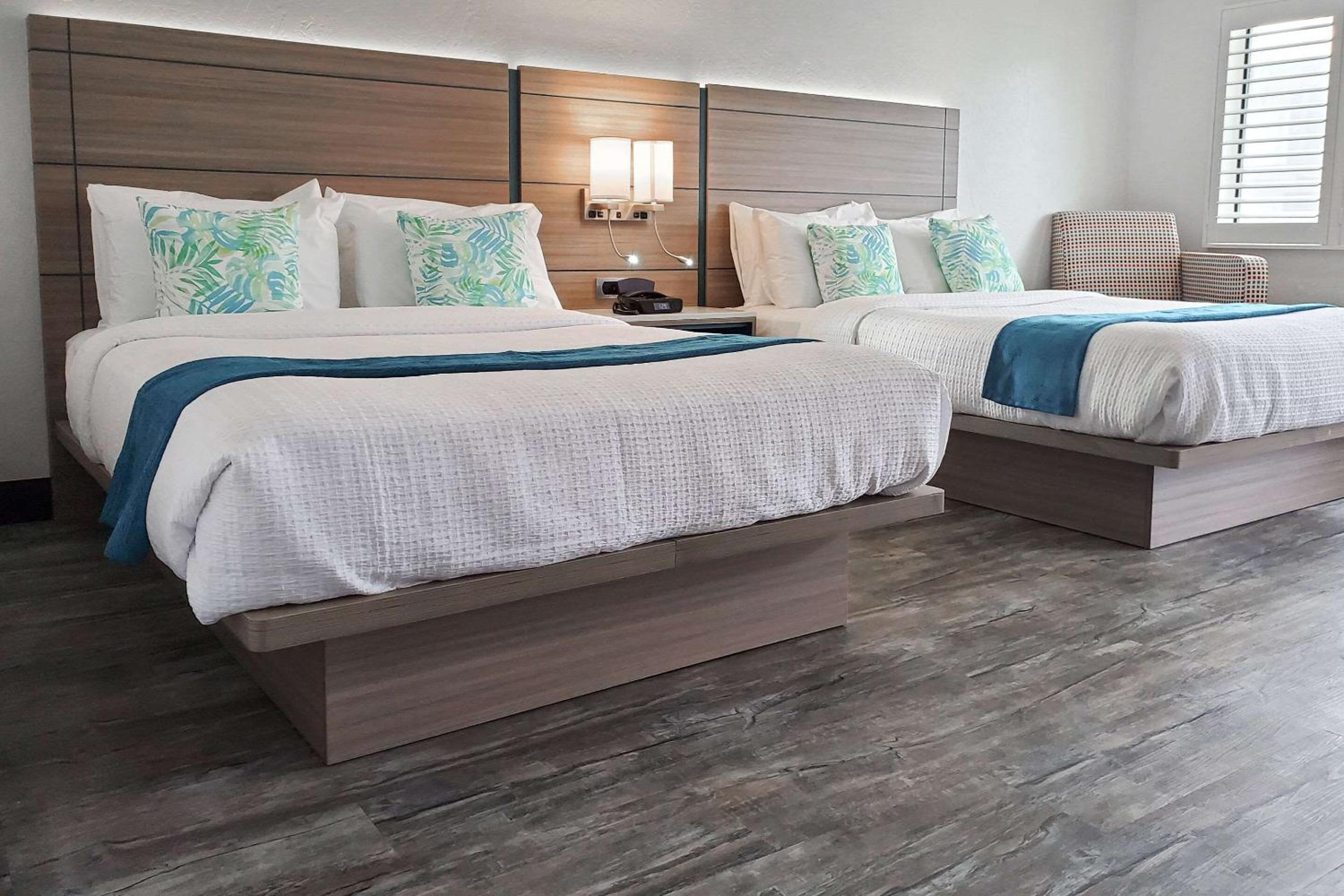 Standard Queen Room with Two Queen Beds - Non Smoking  - Photo 6