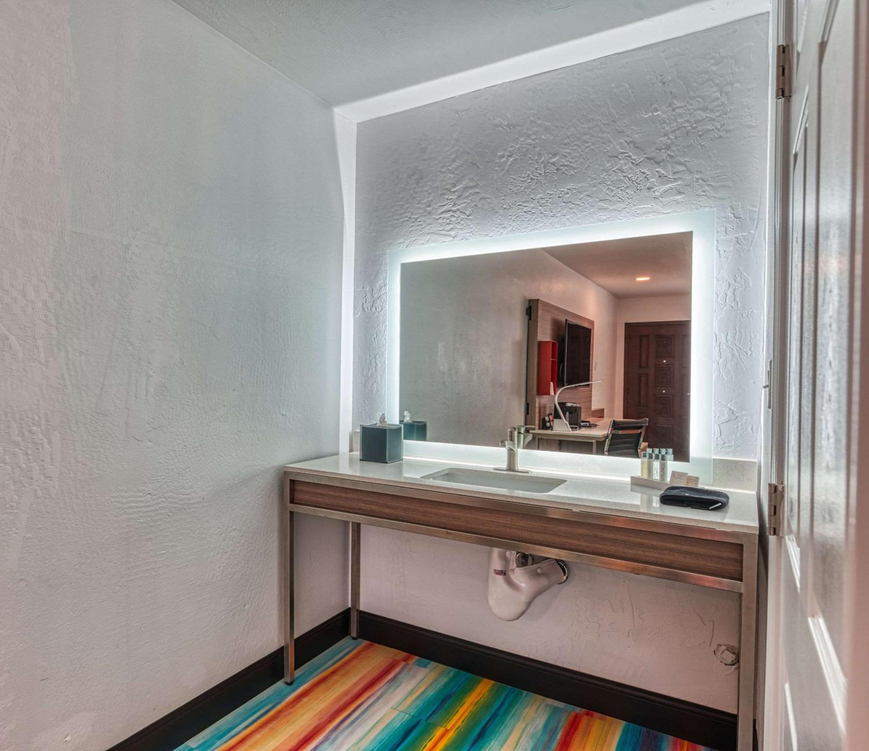 King Room - Accessible/Non Smoking - Photo 3