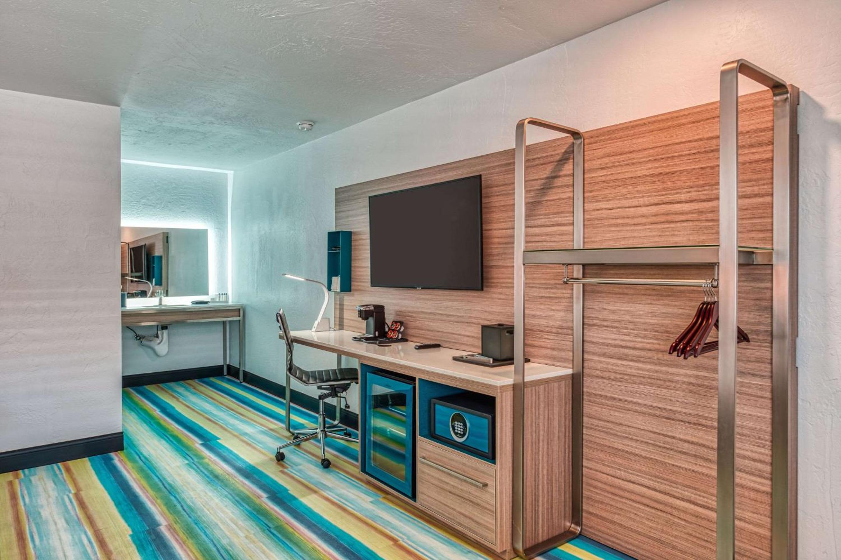 Queen Room with Two Queen Beds - Accessible/Non Smoking - Photo 6