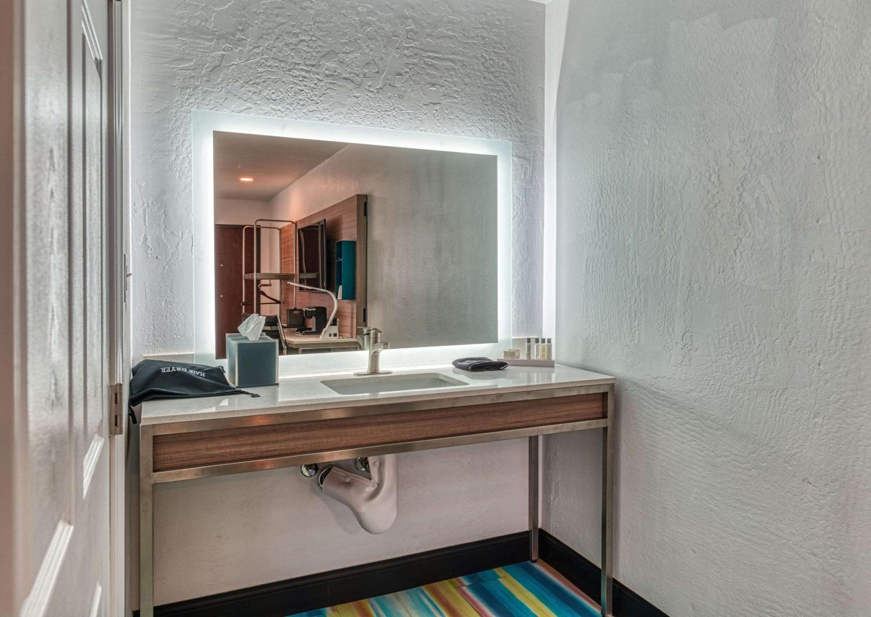 Queen Room with Two Queen Beds - Accessible/Non Smoking - Photo 5