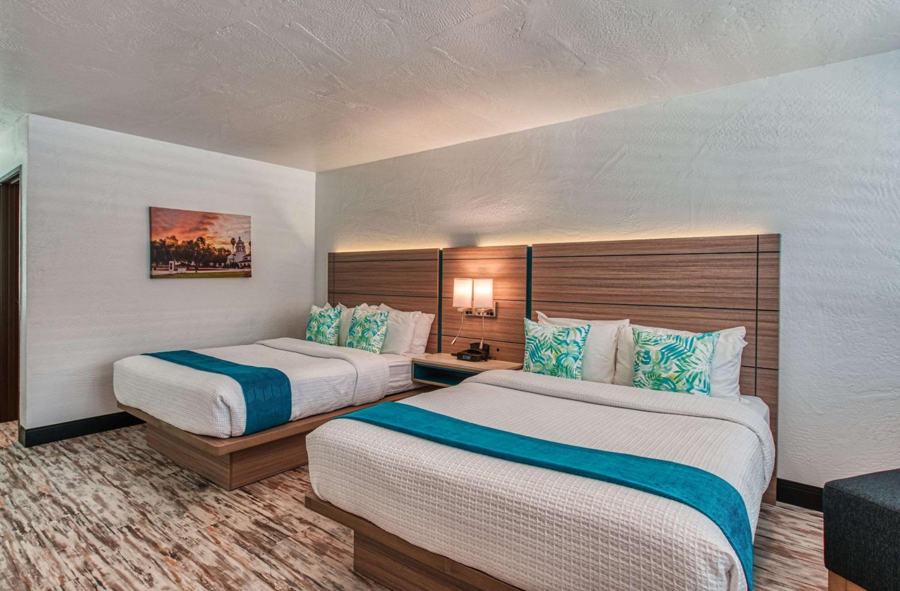 Standard Queen Room with Two Queen Beds - Non Smoking  - Photo 3