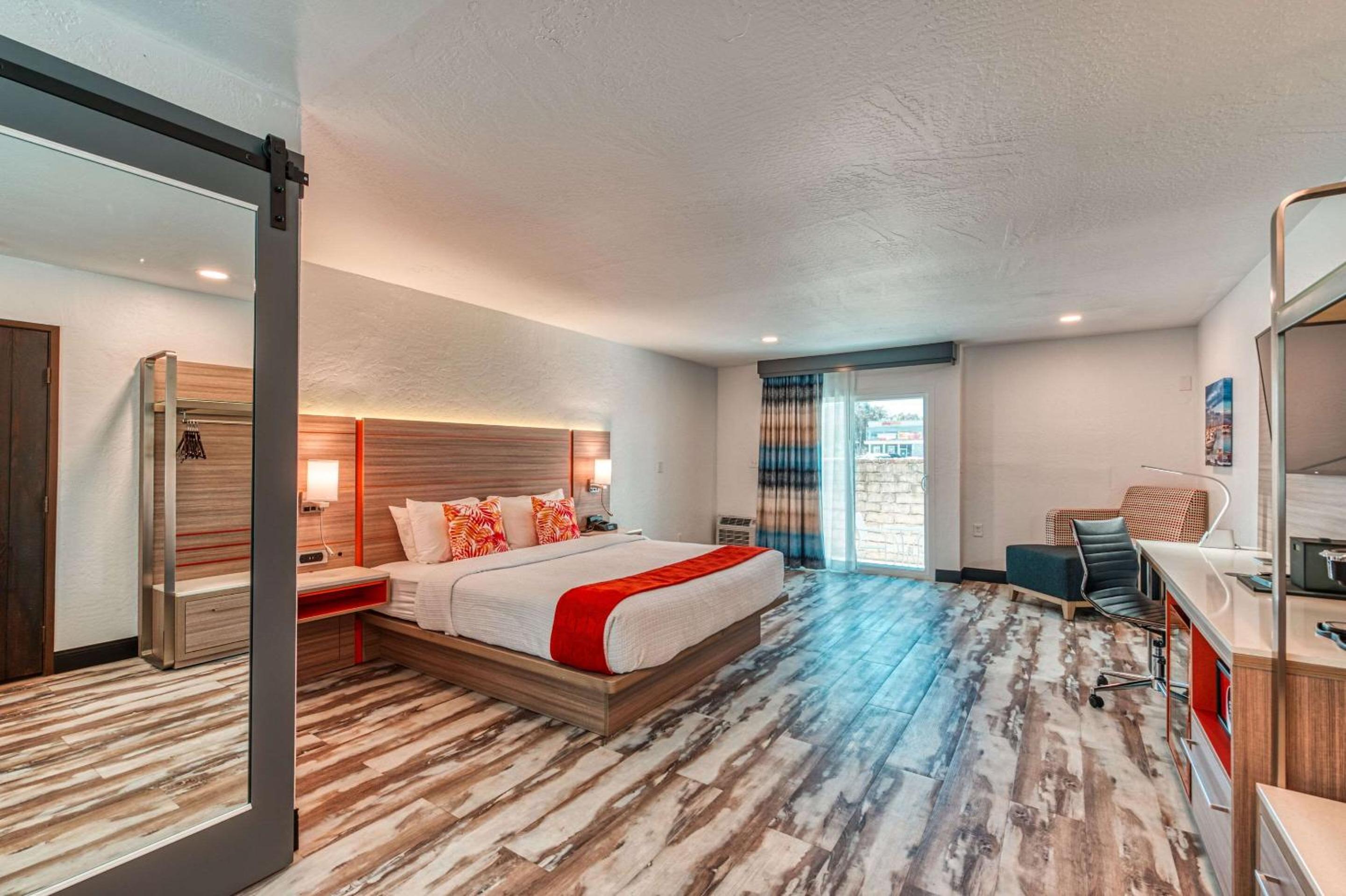 King Suite - Non Smoking - Photo 1