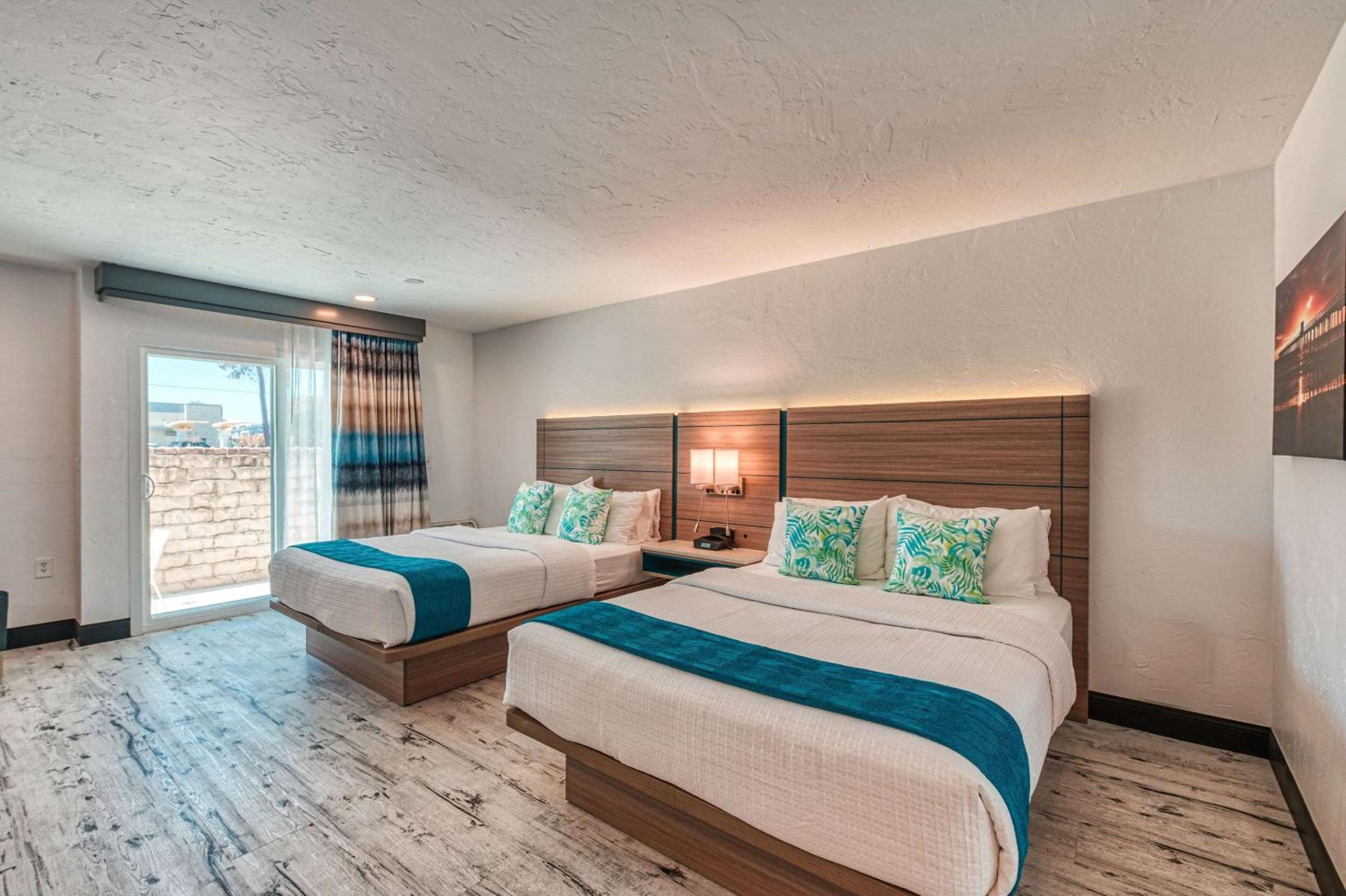 Queen Suite with Two Queen Beds - Non-Smoking - Photo 4