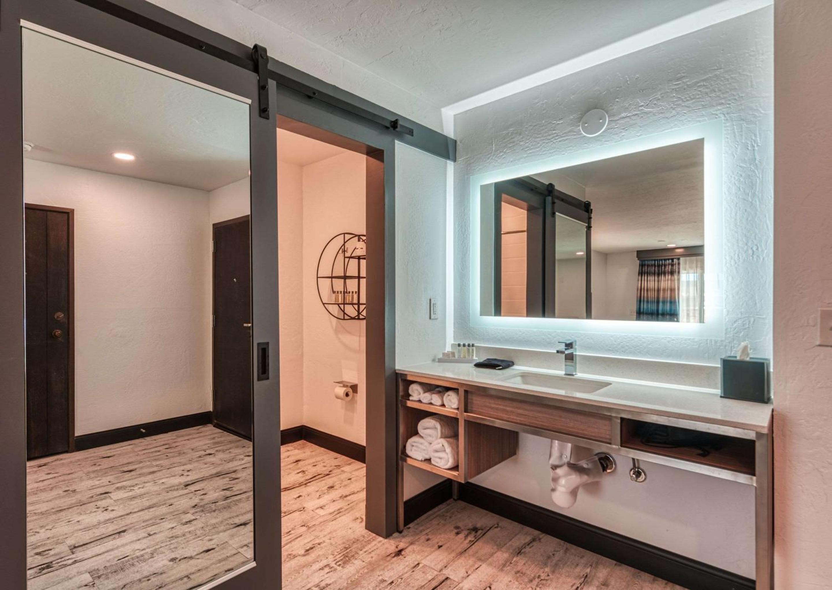 Queen Suite with Two Queen Beds - Non-Smoking - Photo 2