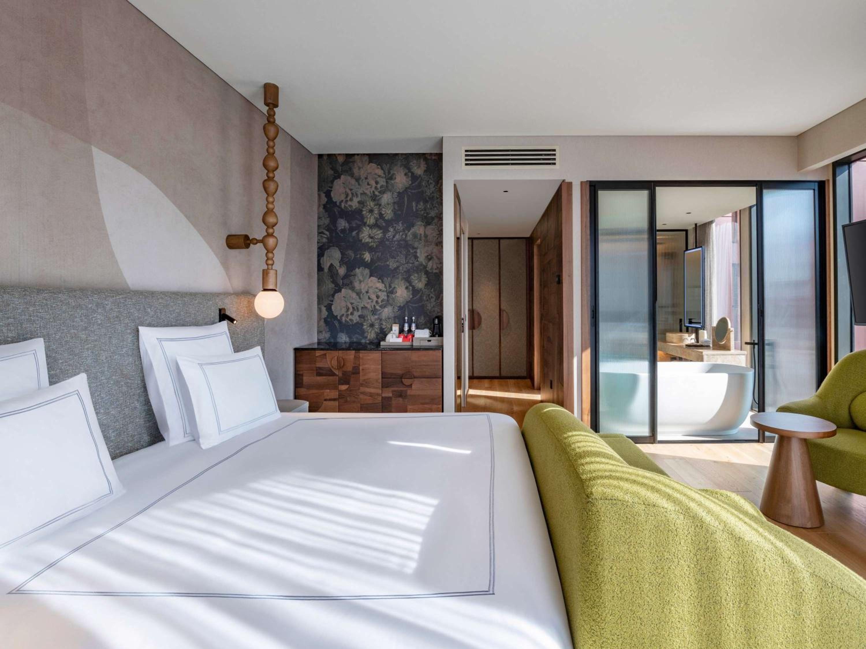 Swiss Deluxe King Room - Photo 7
