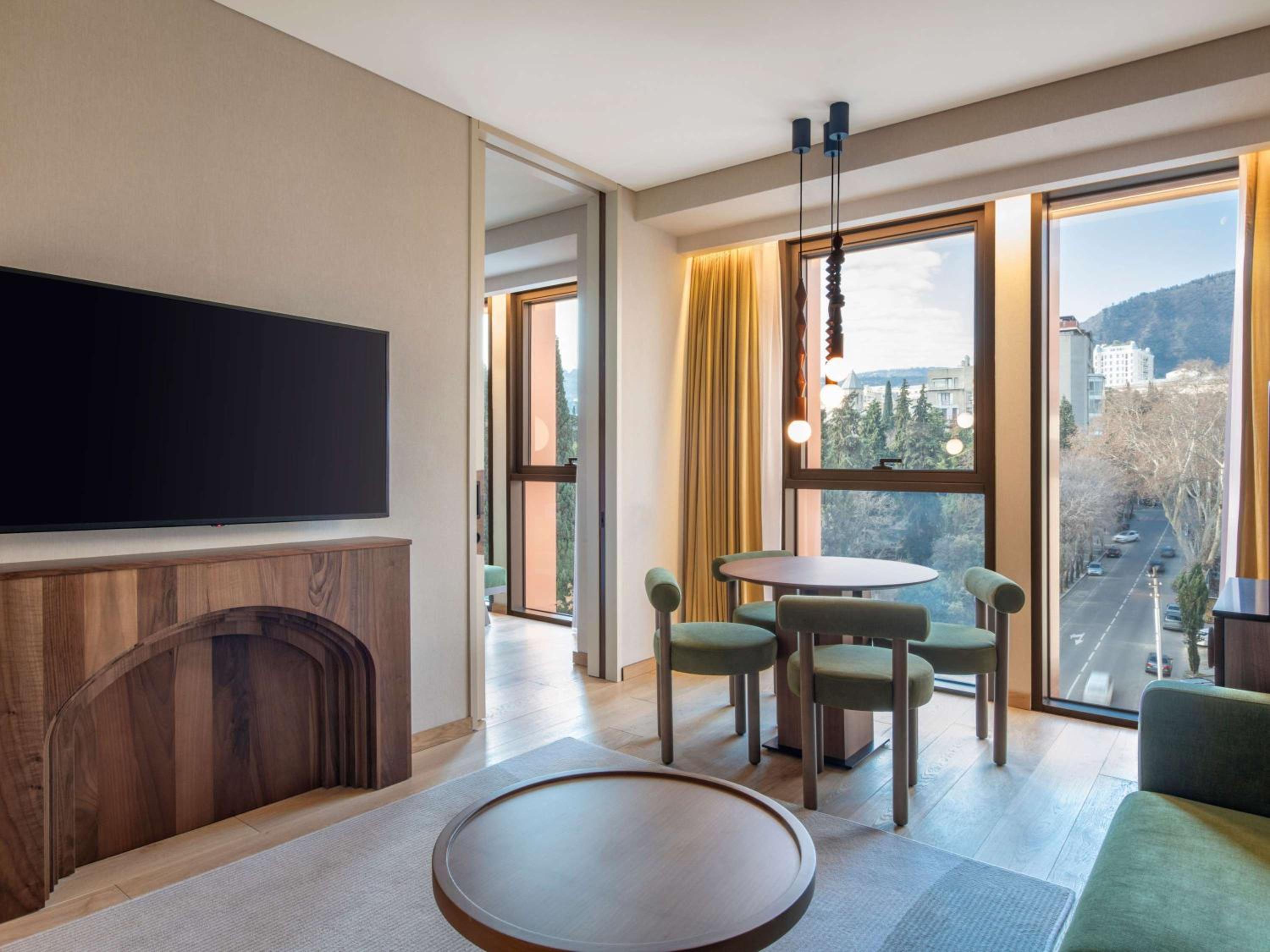 Suite - Photo 1