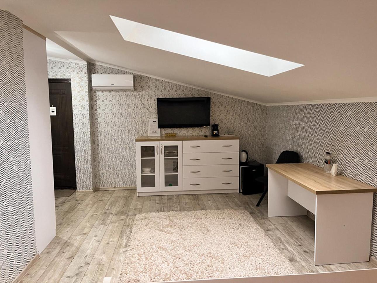 Deluxe Double Room (2 Adults + 1 Child) photo 2