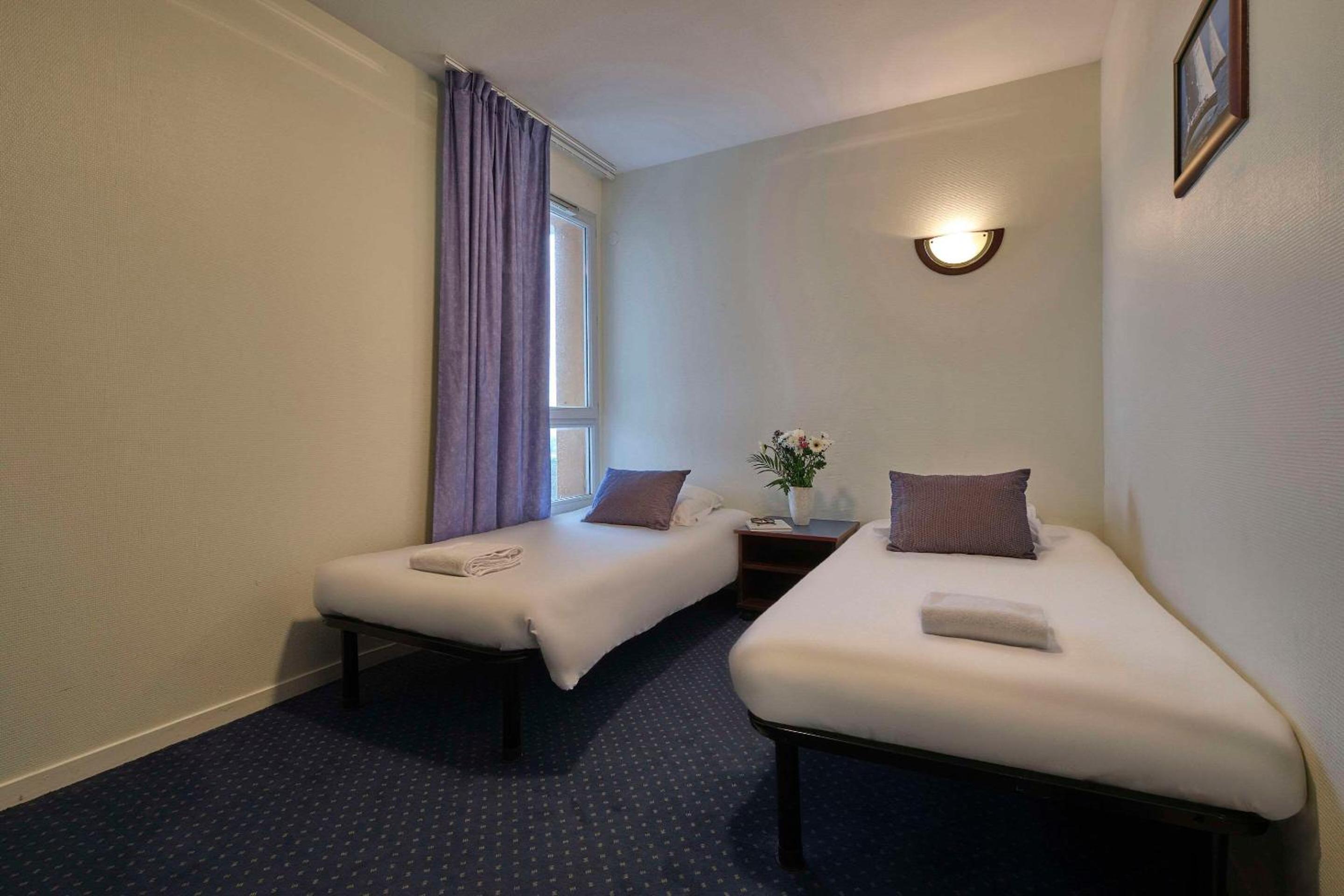 One Bedroom Apartment - Twin - Photo 1