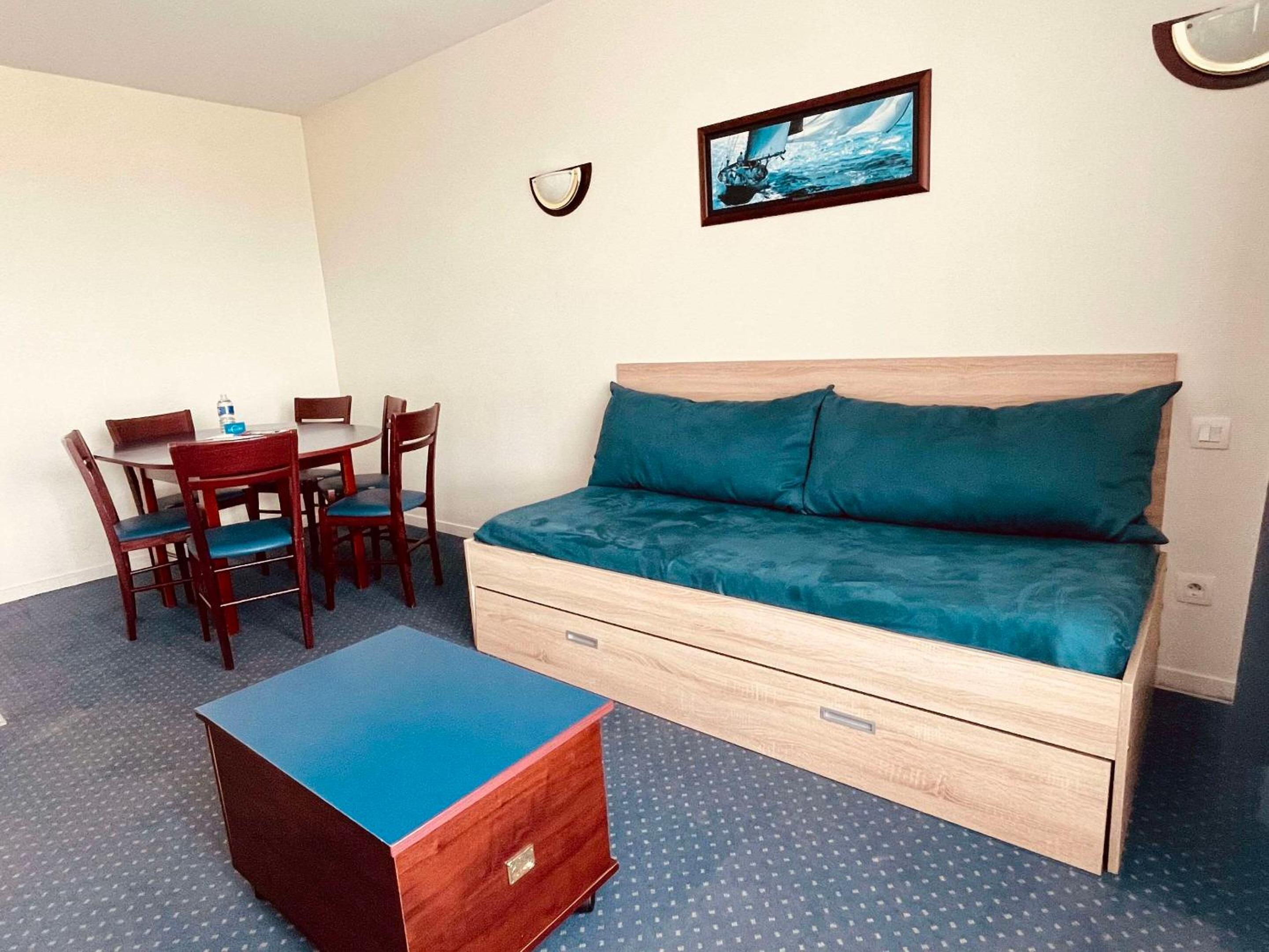 One Bedroom Apartment - Twin - Photo 2