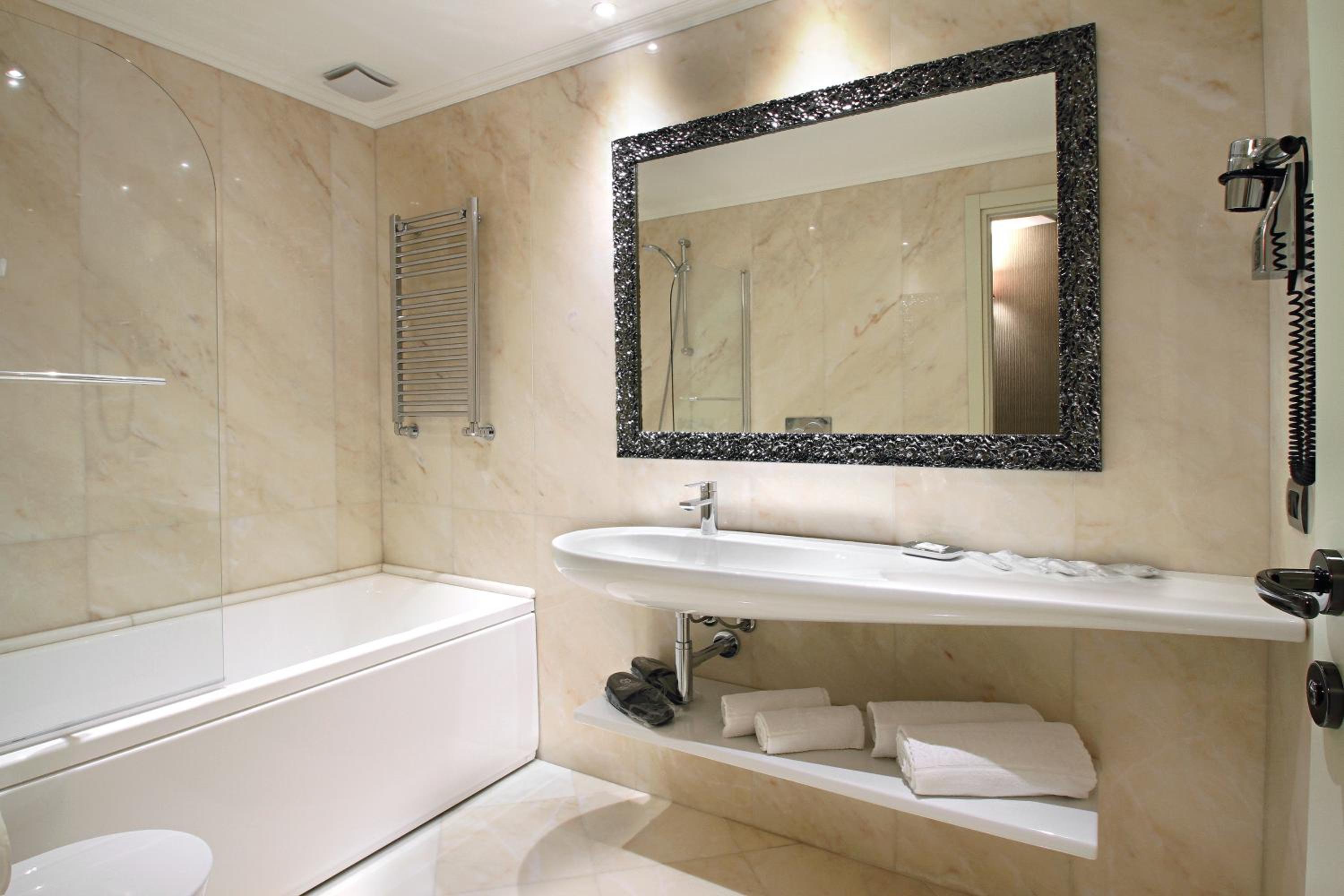 Deluxe Double Room - Photo 14