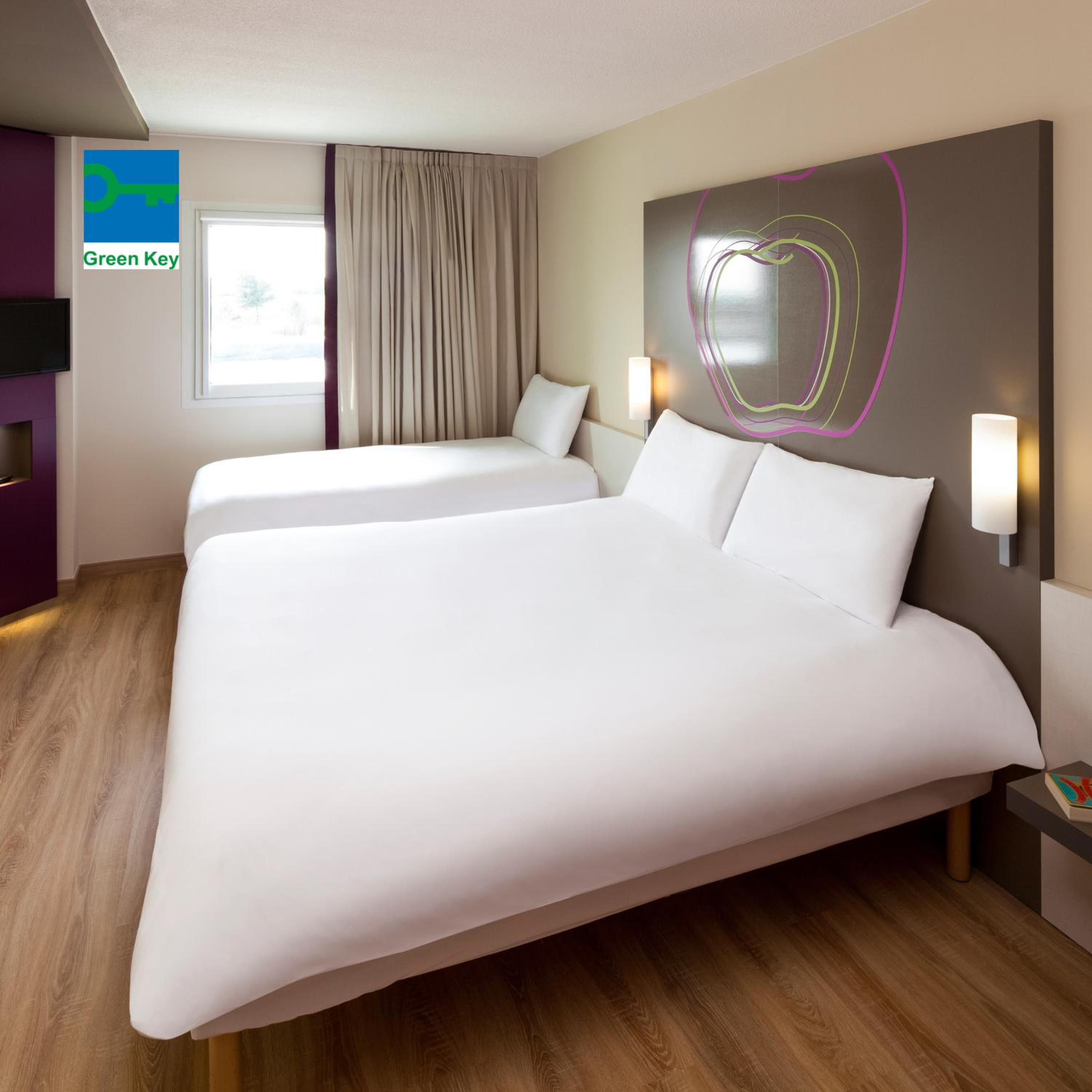 Standard Room with One Double Bed and One Single Bed photo 3