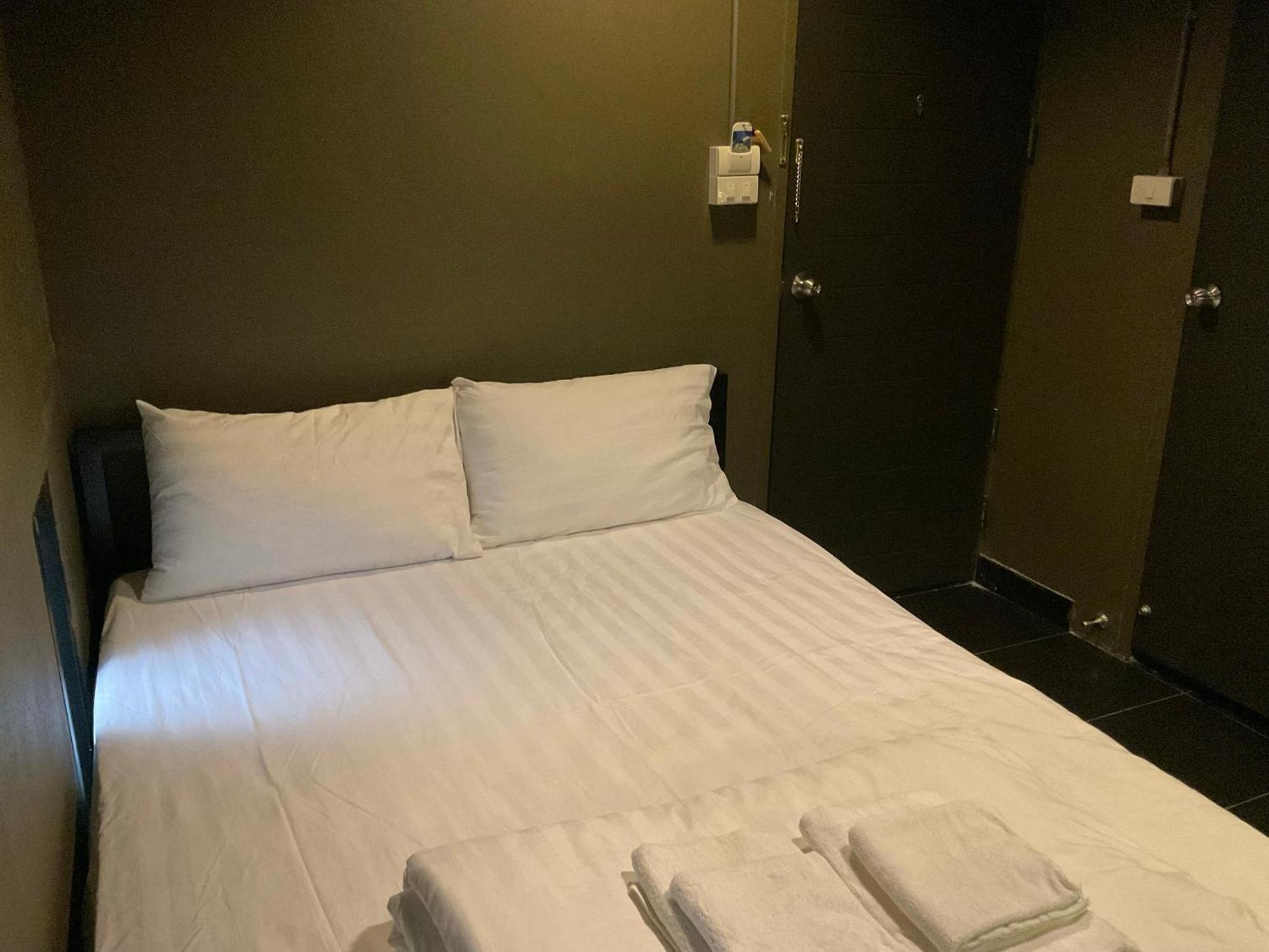 Queen Room photo 1