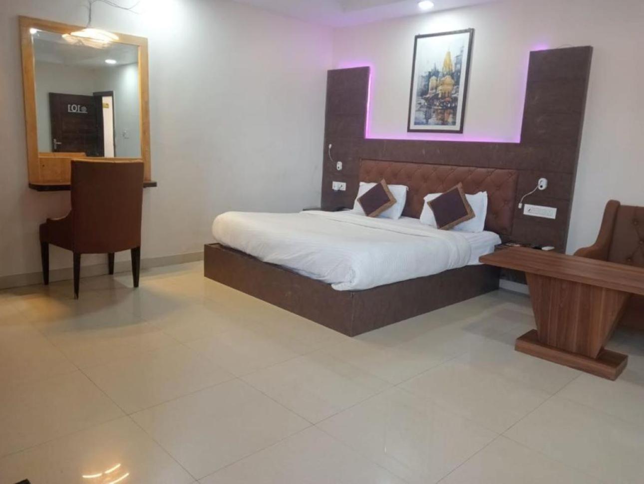 Standard King Room photo 1