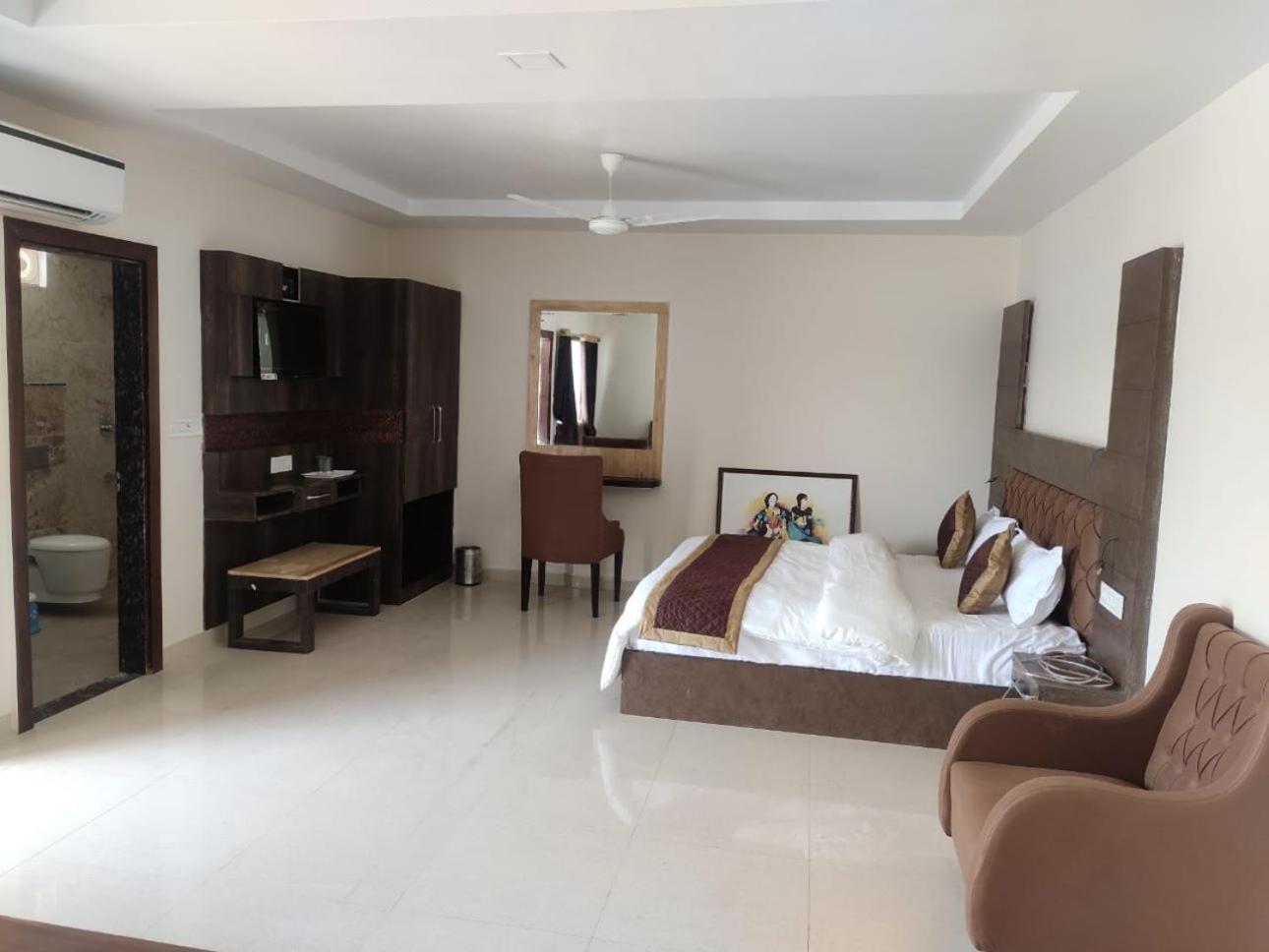 Standard King Room photo 2