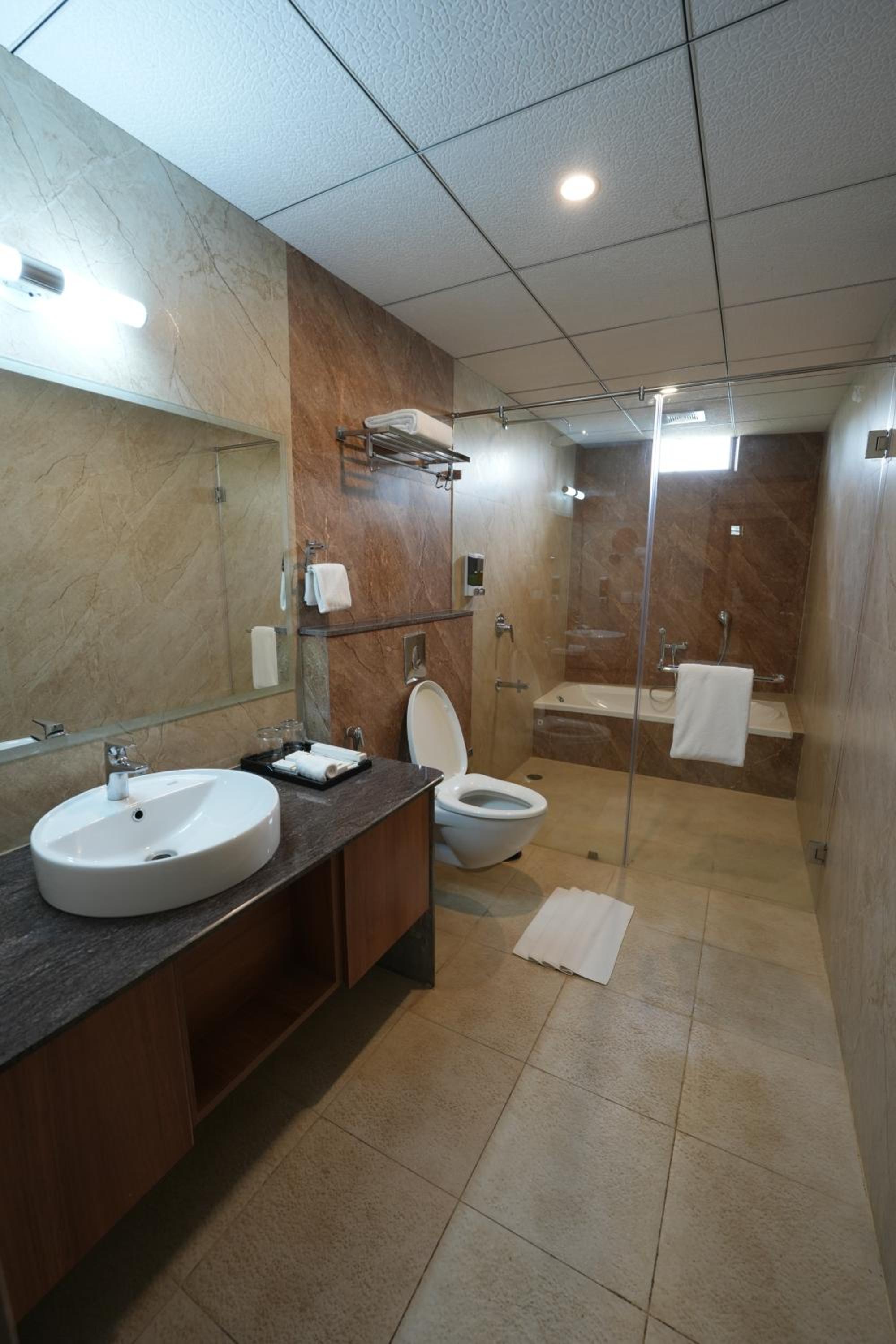 Cottage Suite with Bathtub and Garden View photo 3