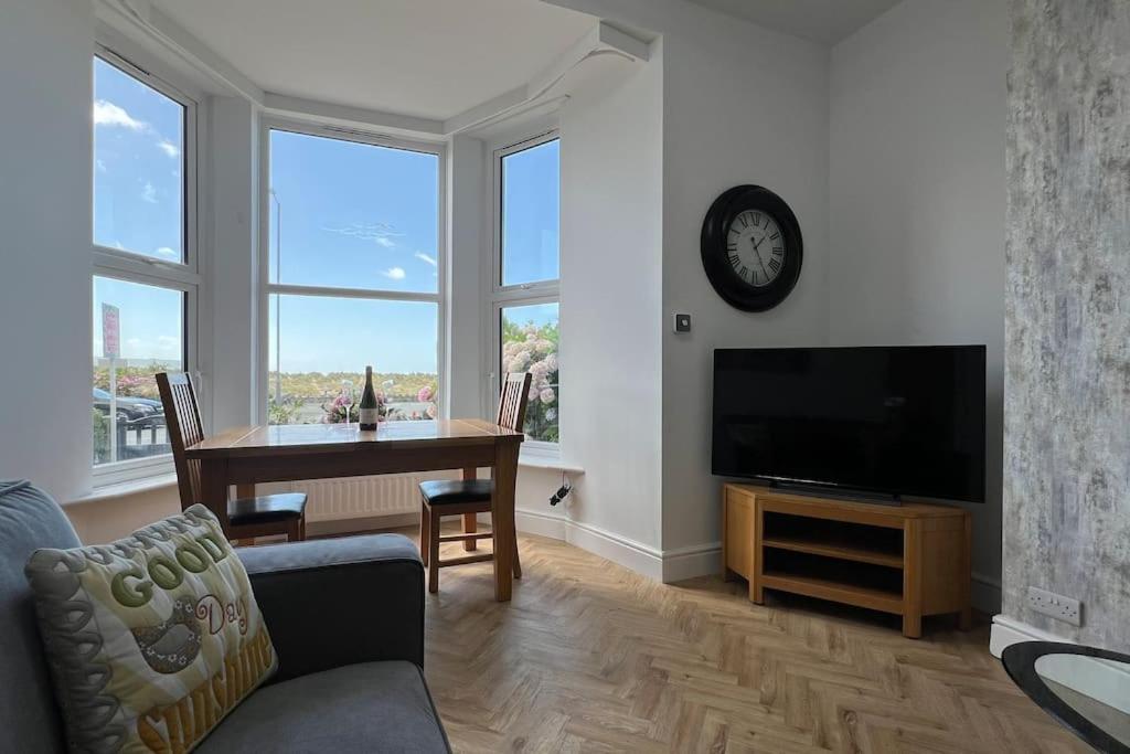 One-Bedroom Apartment photo 3