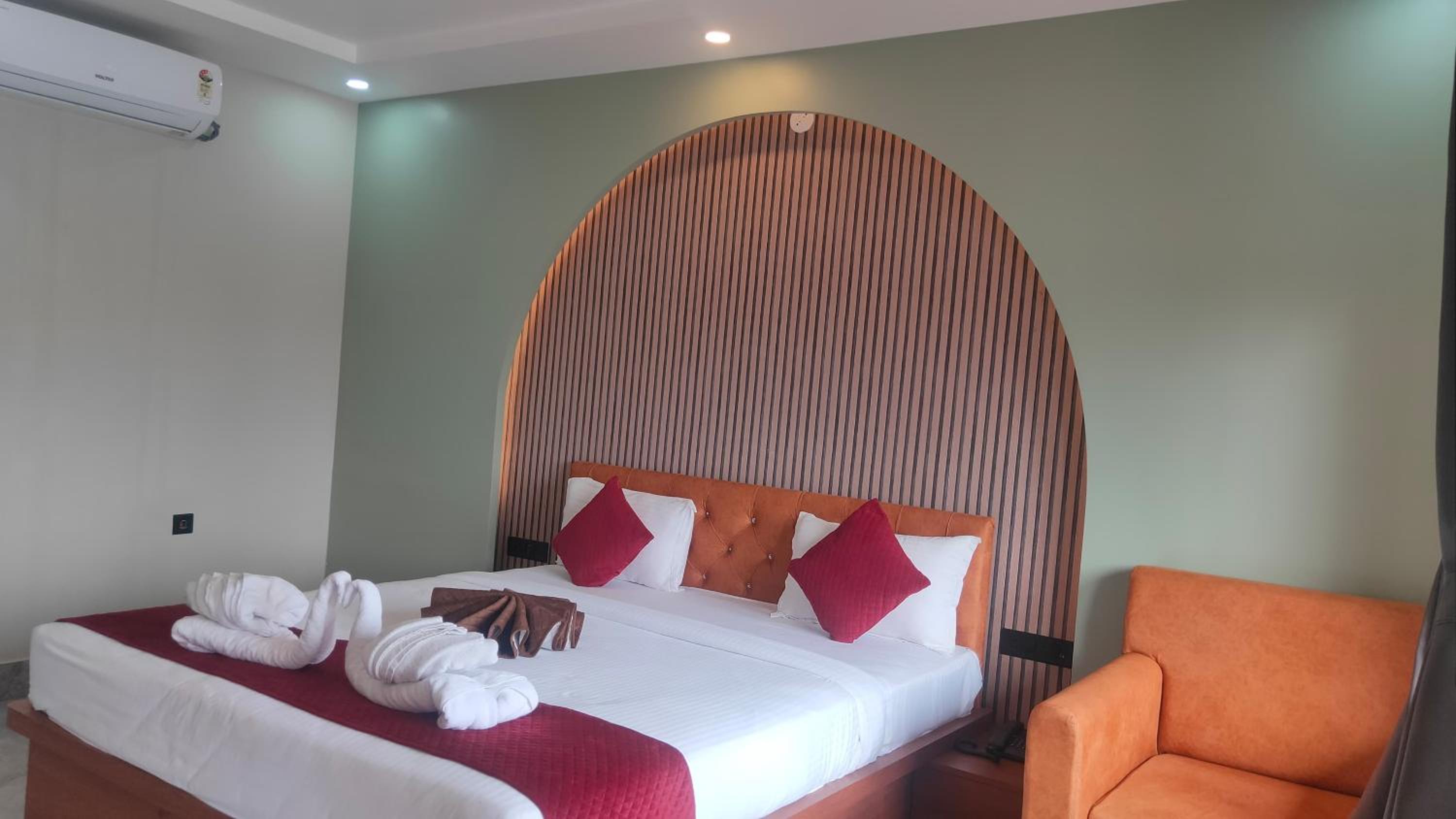 Deluxe Double Room with Balcony photo 3
