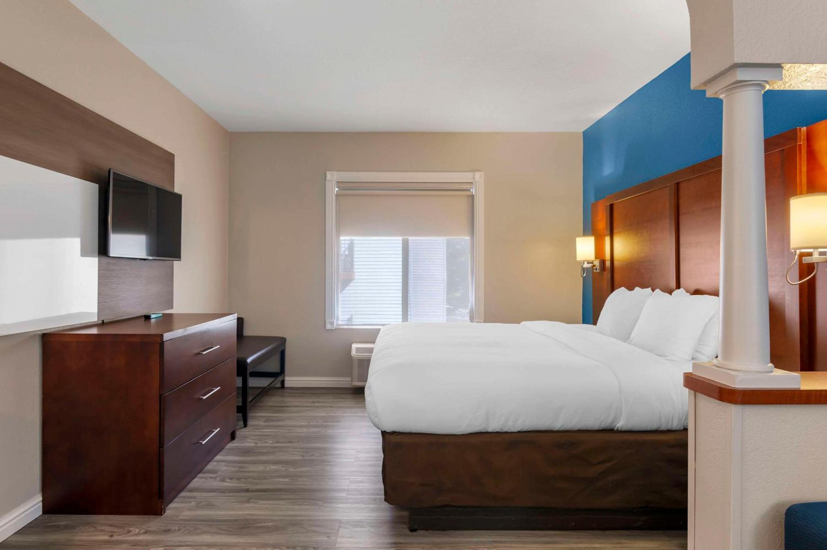 King Suite with Sofa Bed - Photo 2