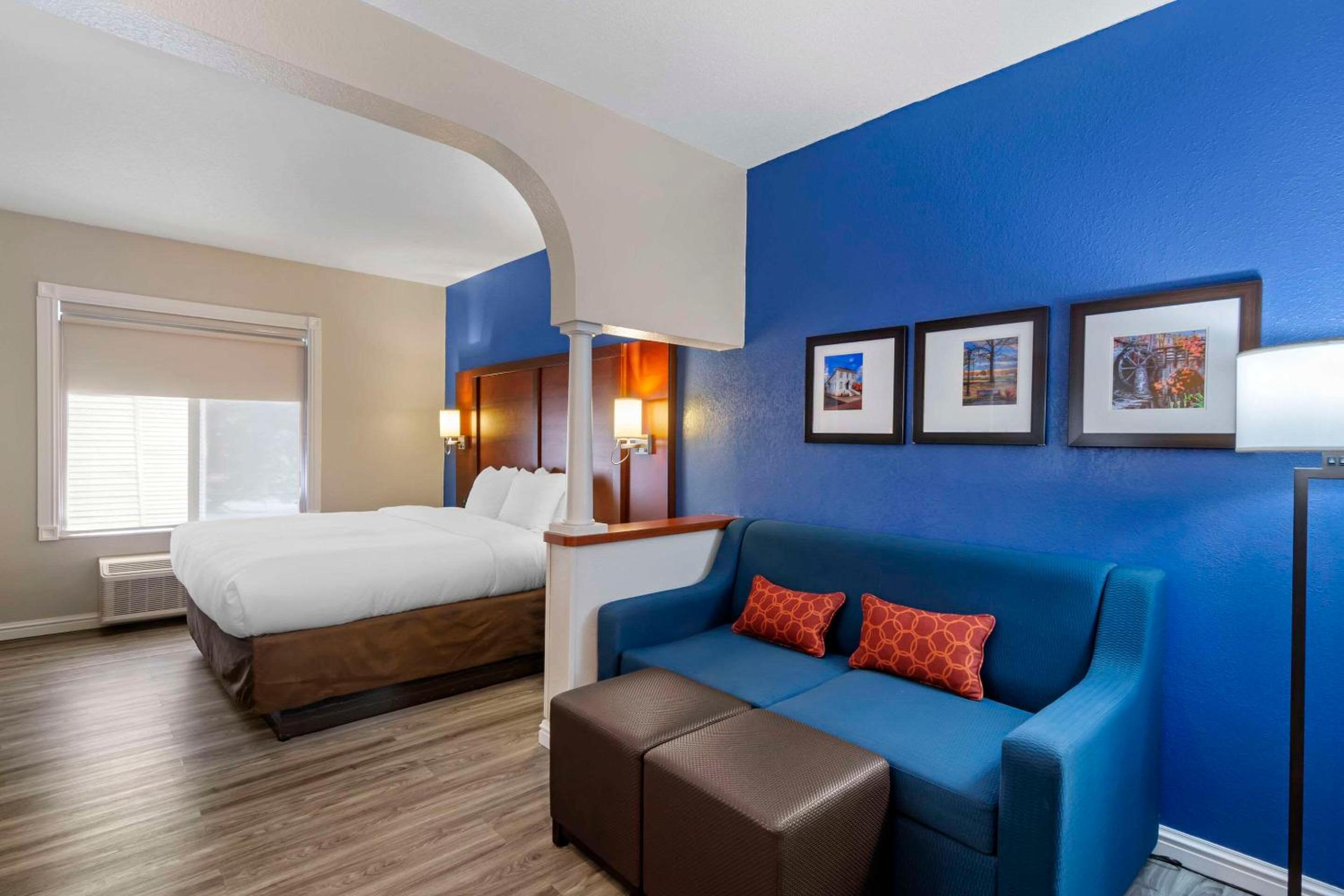 King Suite with Sofa Bed - Photo 3