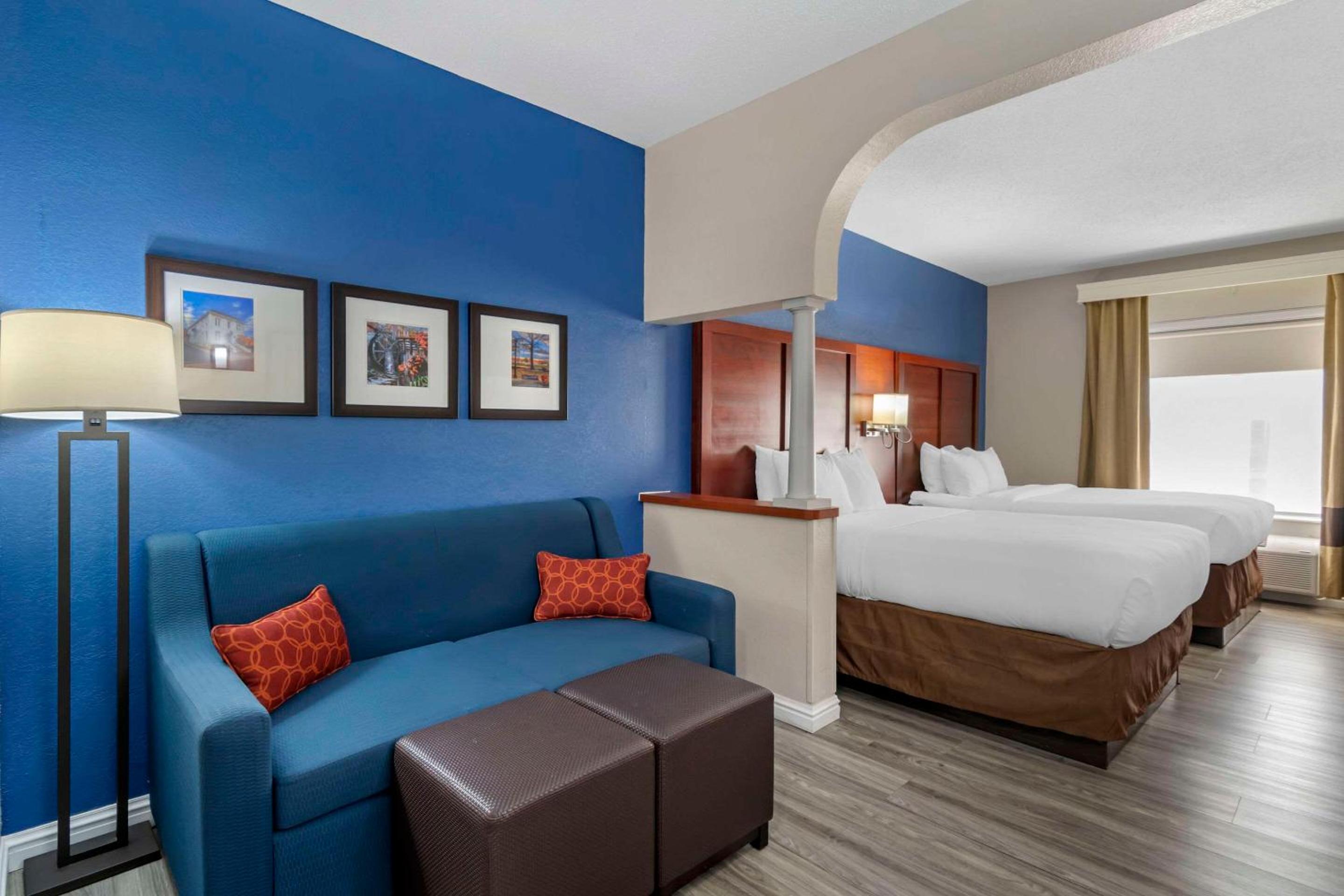 Queen Suite with Sofa Bed - Non-Smoking - Photo 2