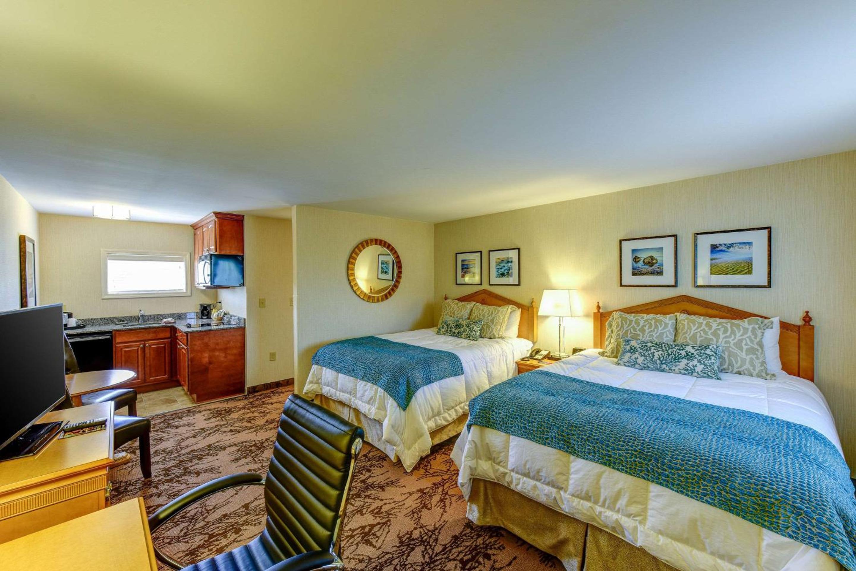 Efficiency Queen Room with Two Queen Beds - Non Smoking  photo 1