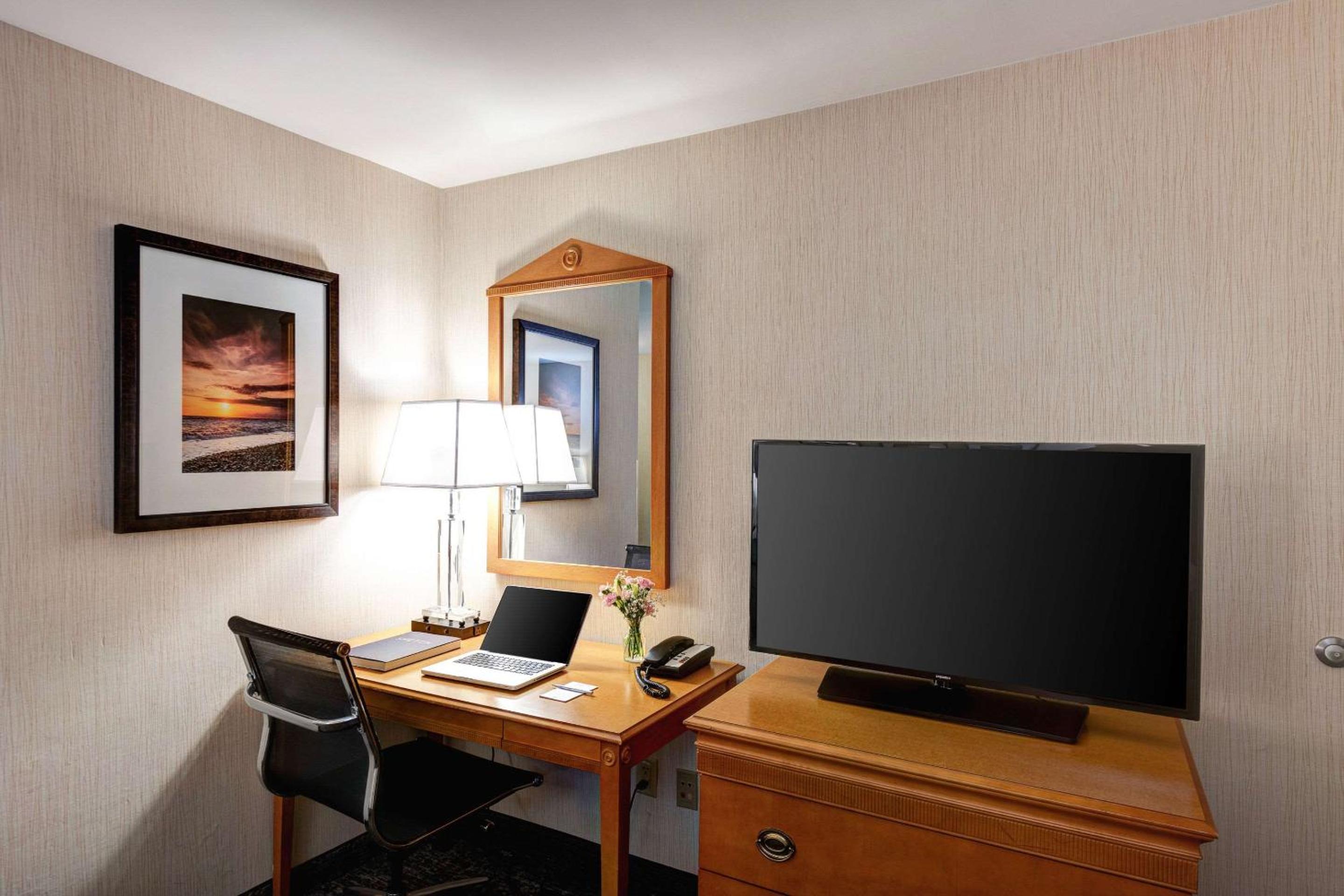 Standard King Room - Non-Smoking  - Photo 1
