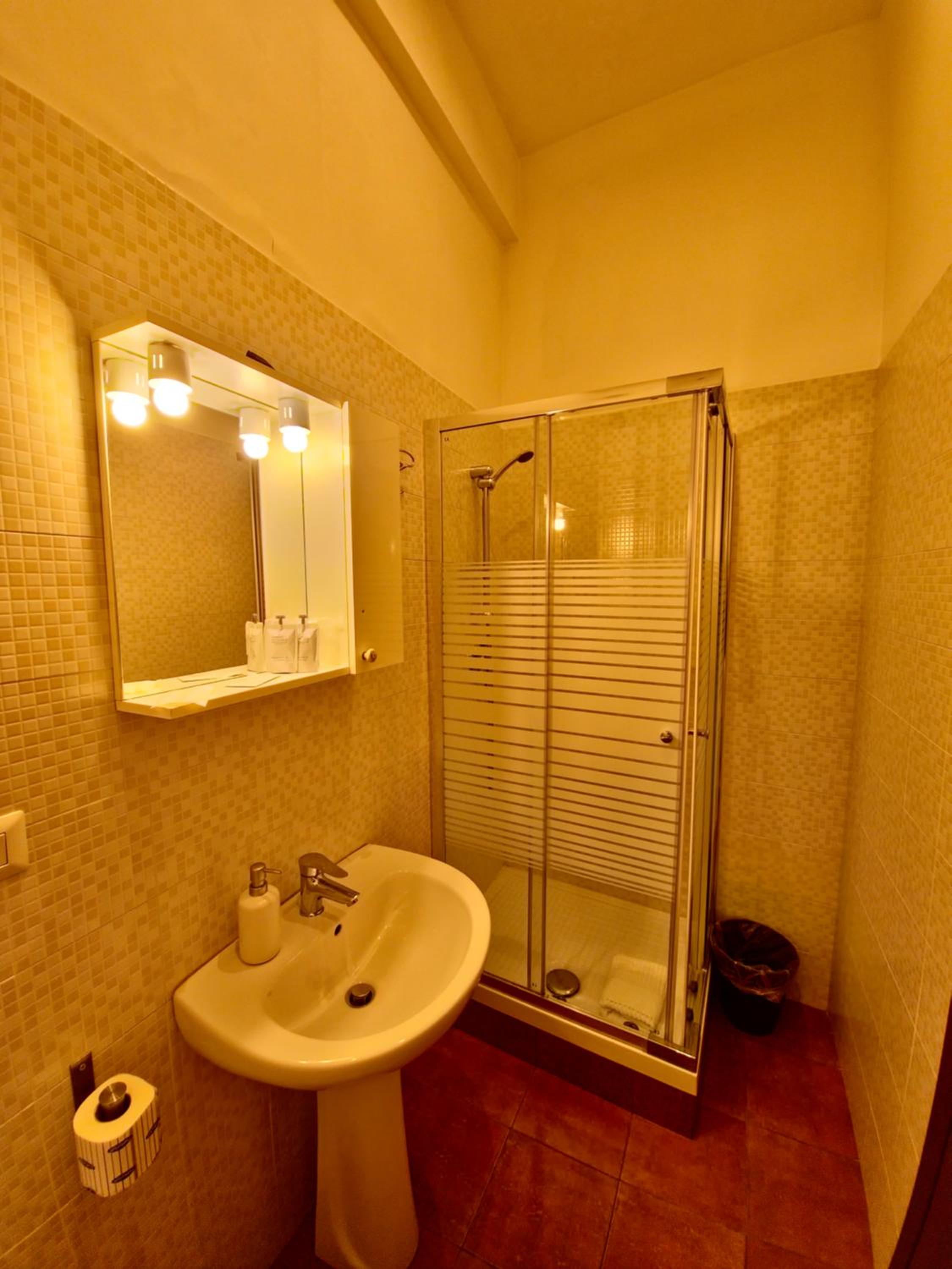 Single Room with Private Bathroom photo 3