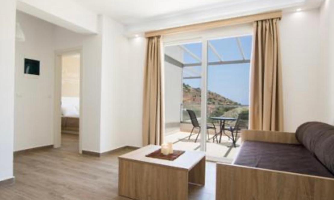 One-Bedroom Apartment with Pool View photo 2