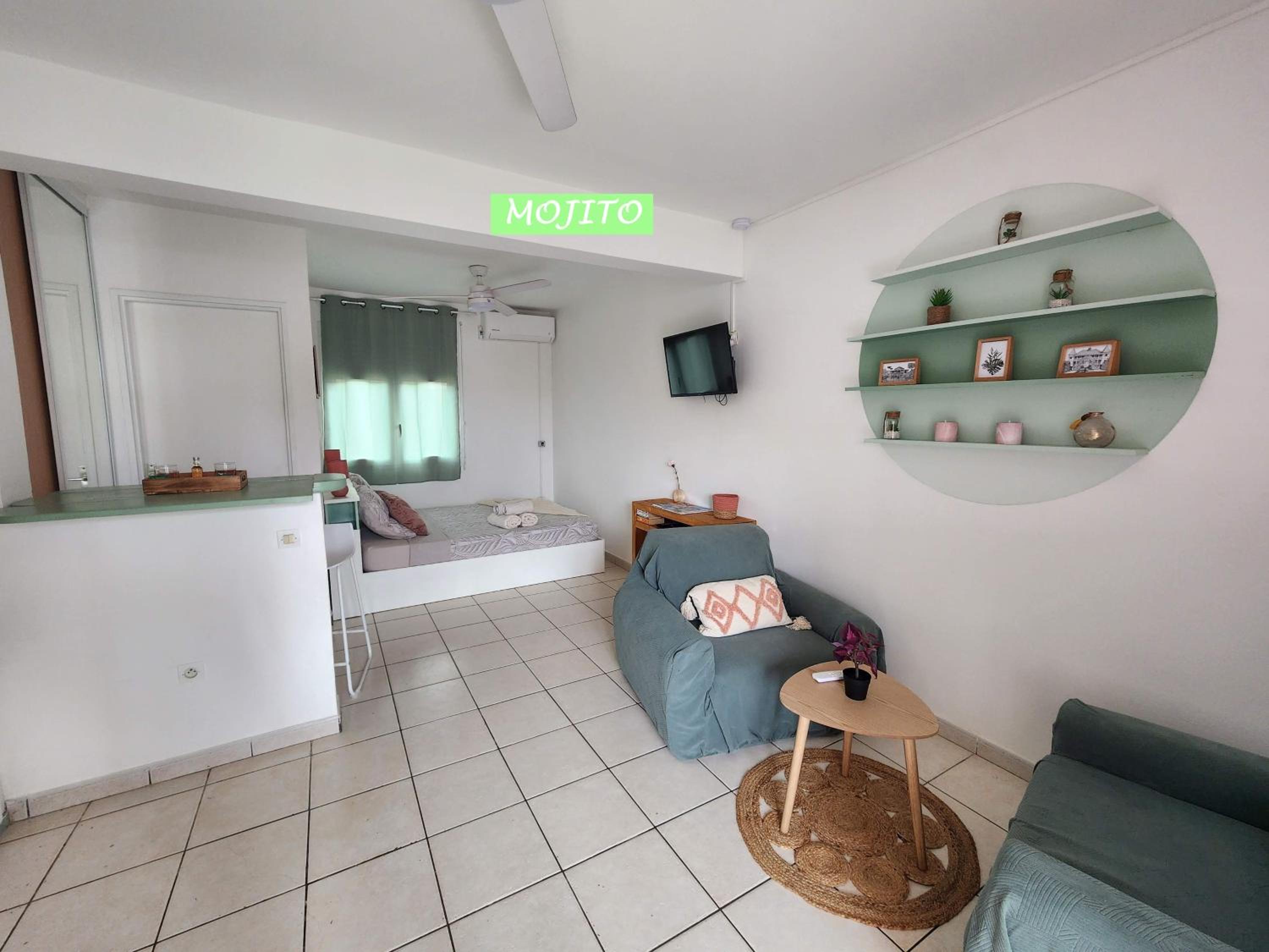 One-Bedroom Apartment photo 1