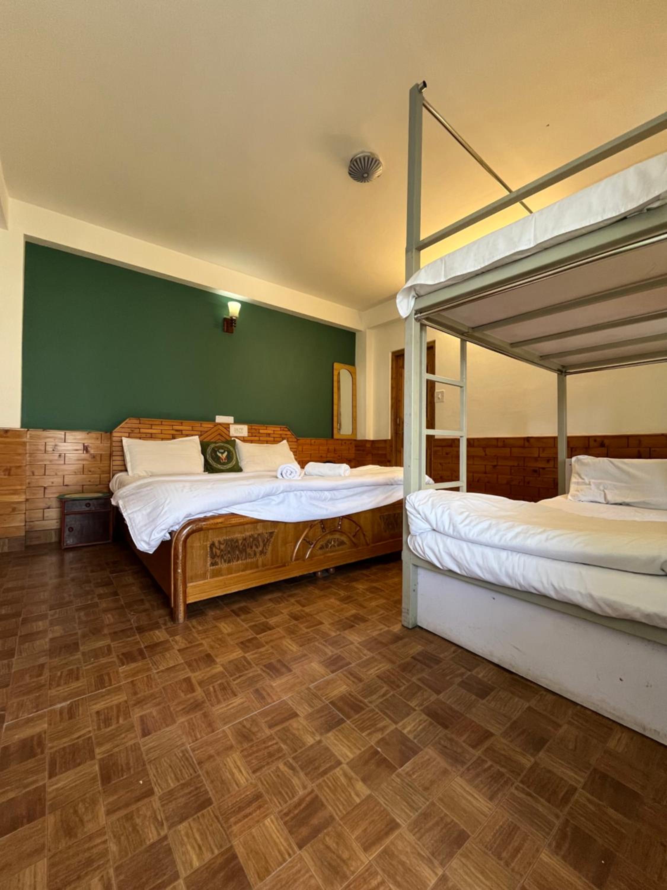 Quadruple Room with Mountain View photo 2