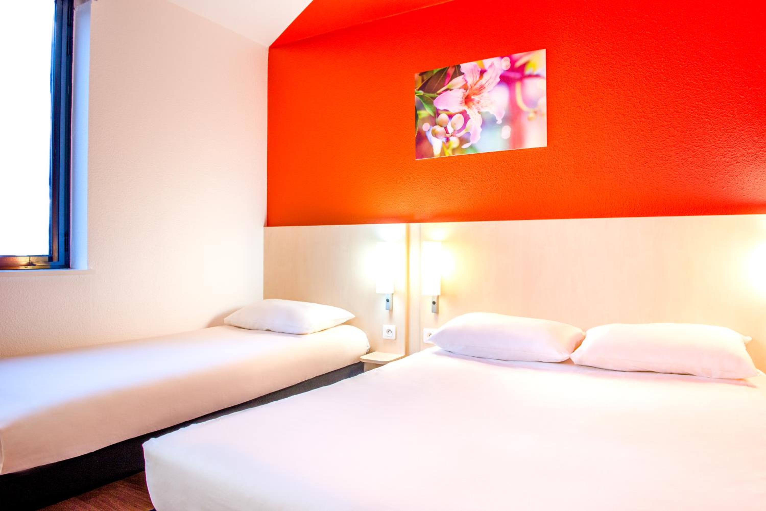 Triple Room with One Double Bed and One Single Bed - Photo 2
