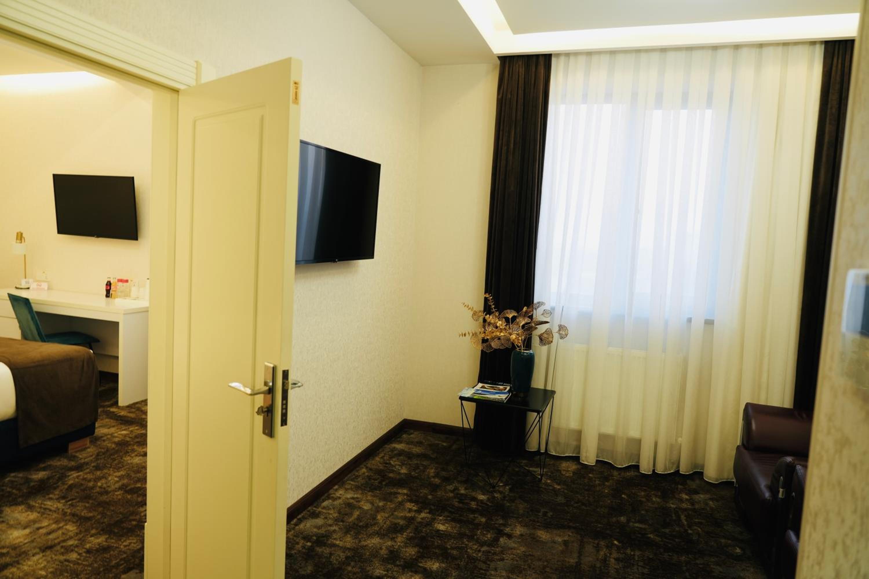 Suite - Photo 13