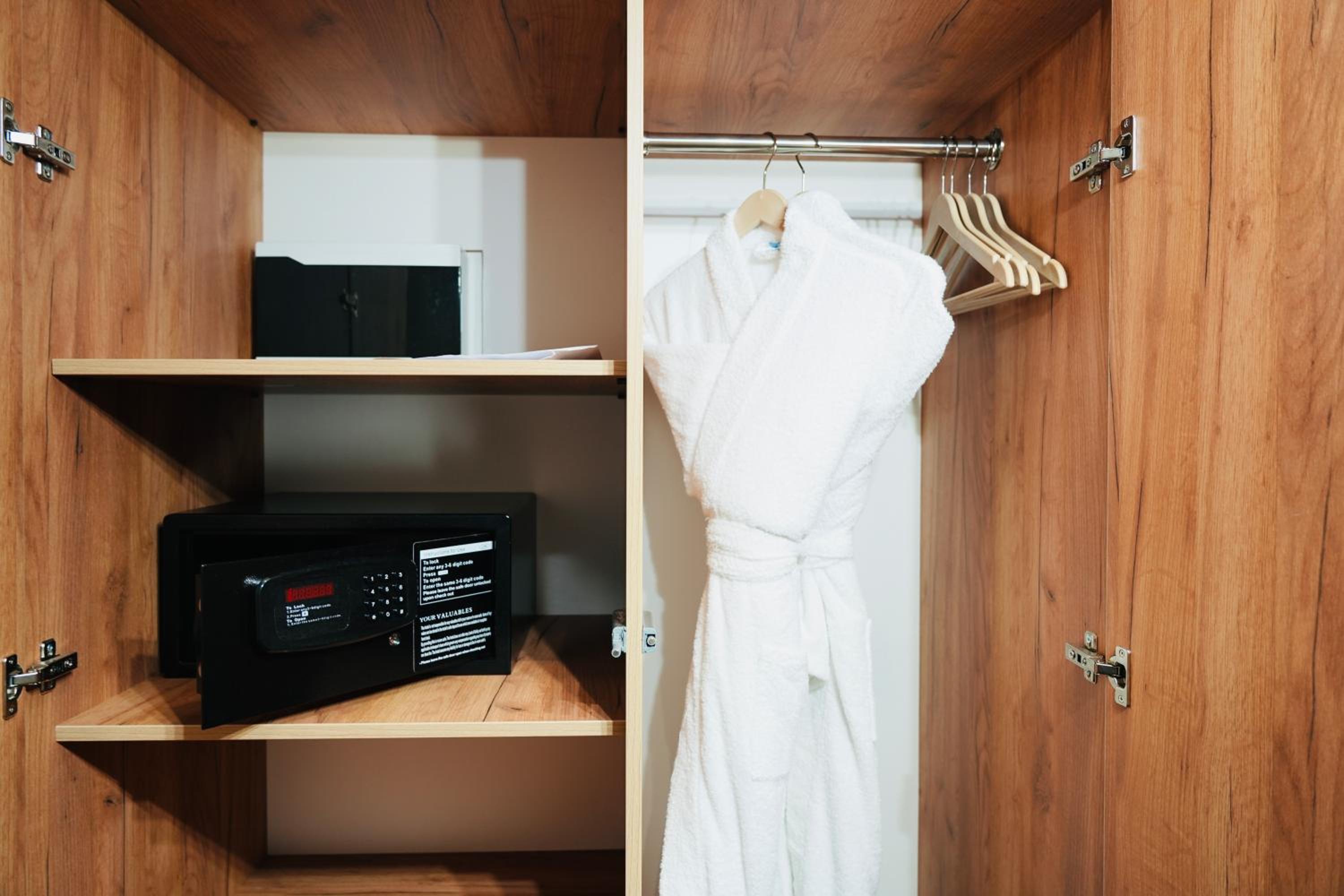 Standard Twin Room - Photo 6