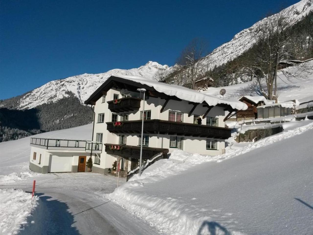 Three-Bedroom Apartment with Mountain View photo 3