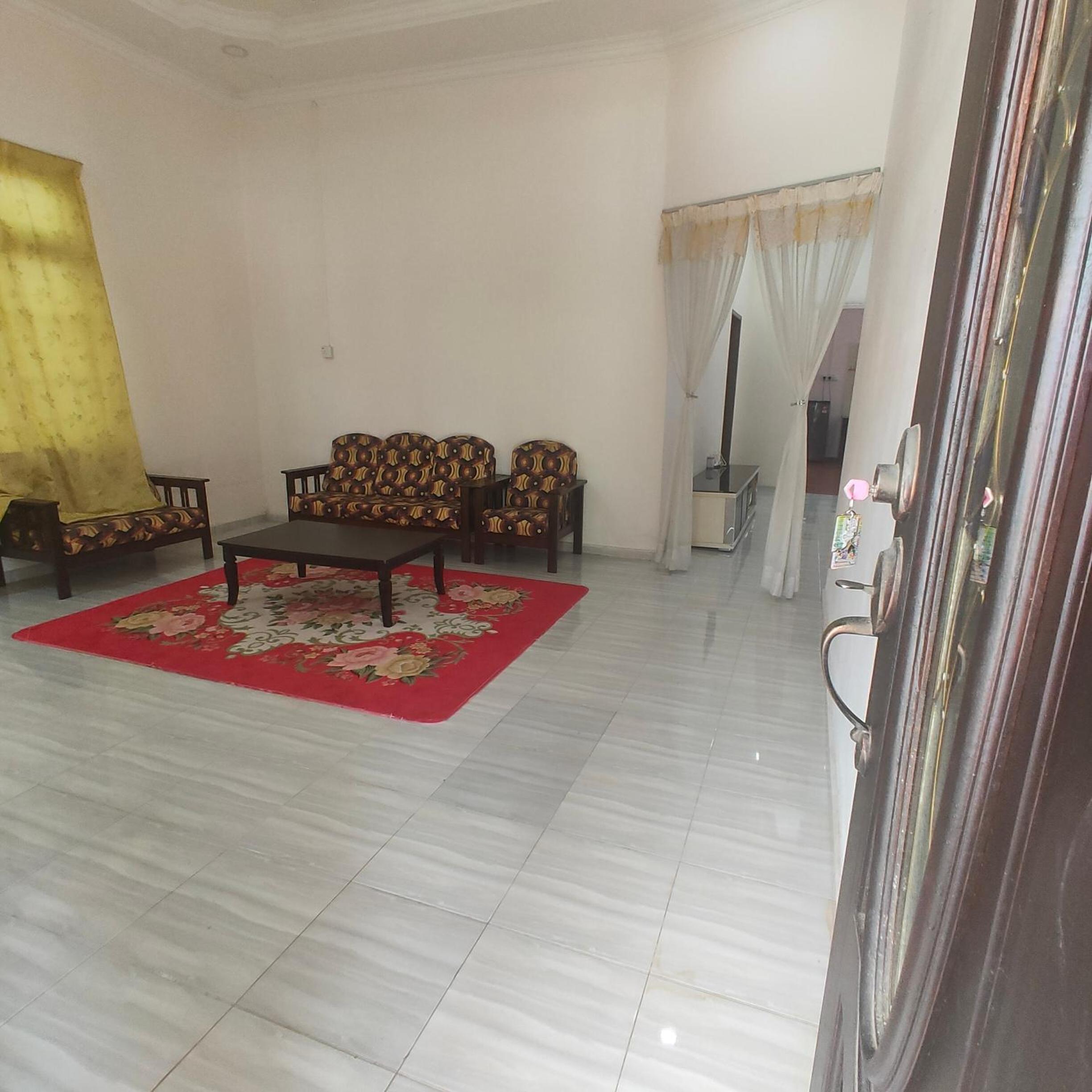 Three-Bedroom House photo 3