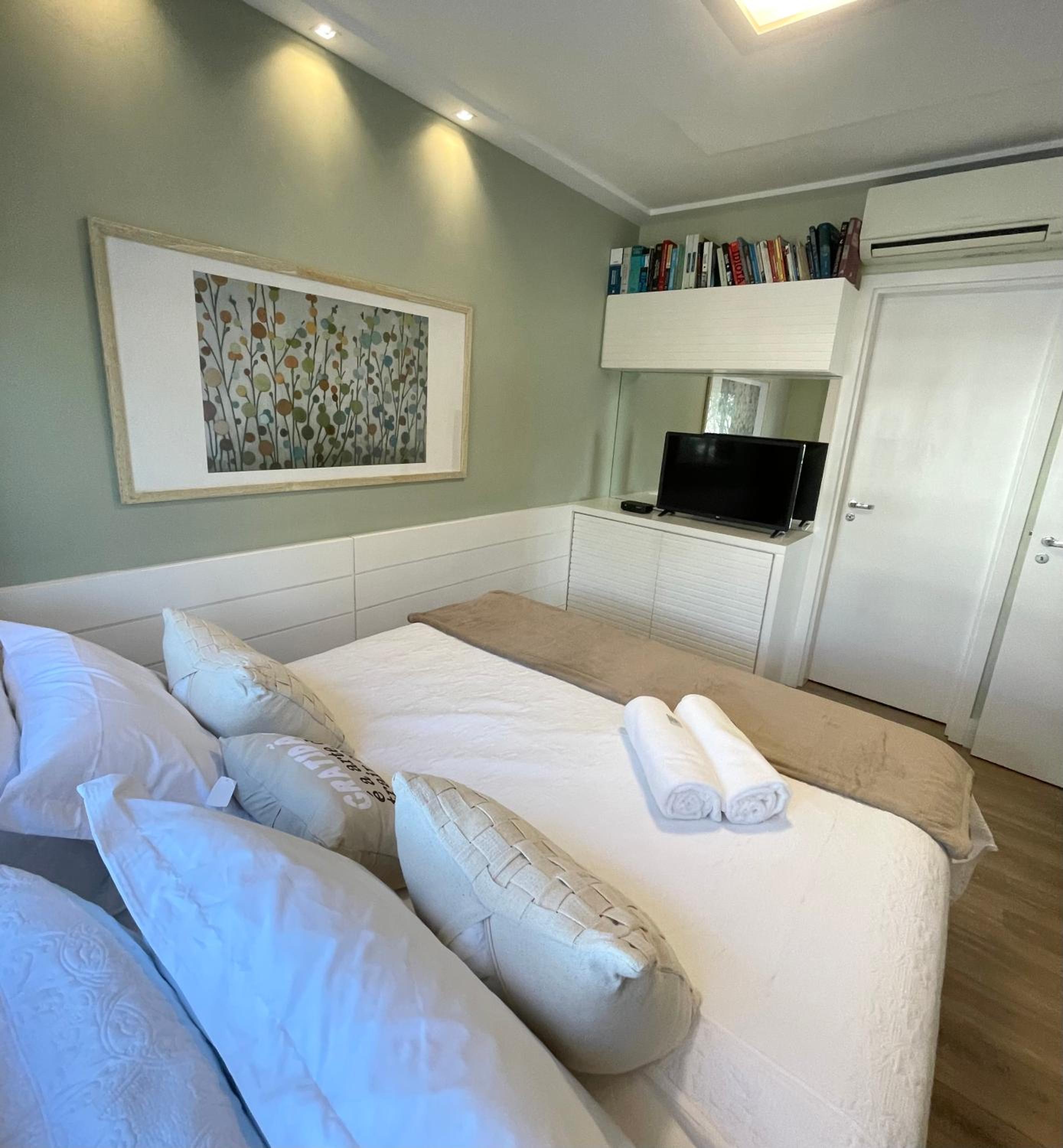 Four-Bedroom Apartment With Balcony 