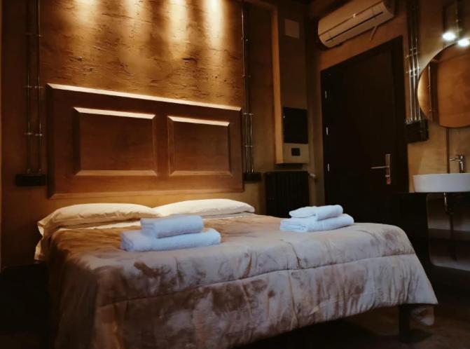 Superior Triple Room with private shower & sink and with shared bathroom photo 2