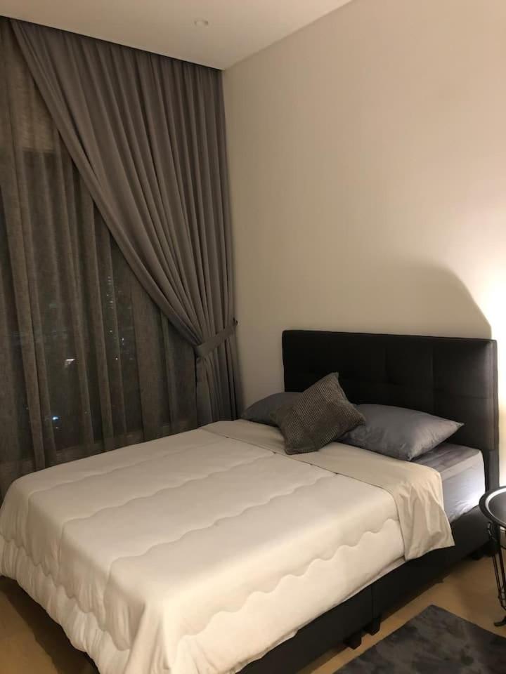带阳台的两卧室公寓