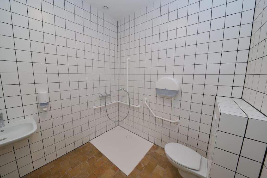Six-Bedroom House photo 3