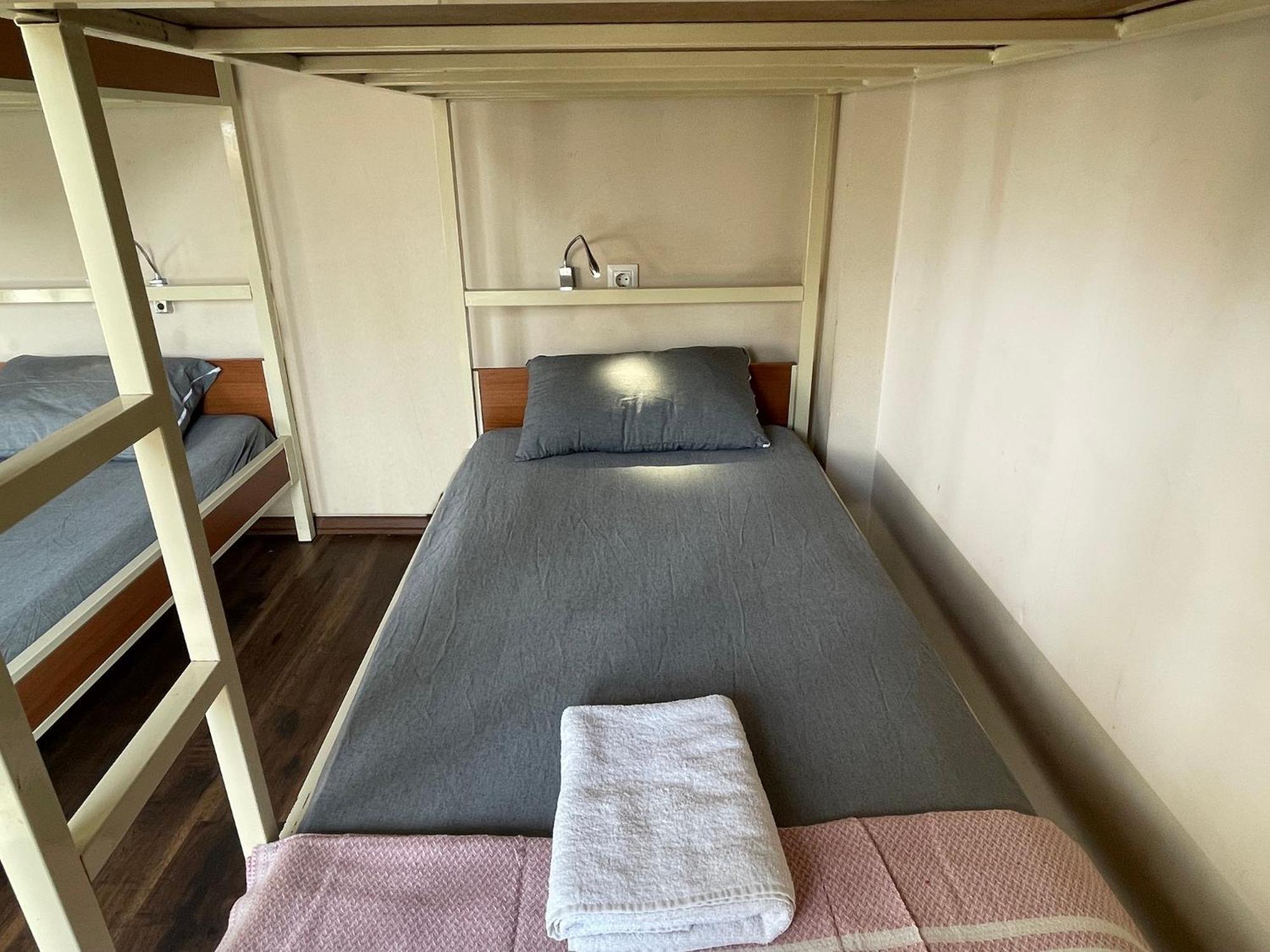 Bed in 8-Bed Dormitory Room photo 1