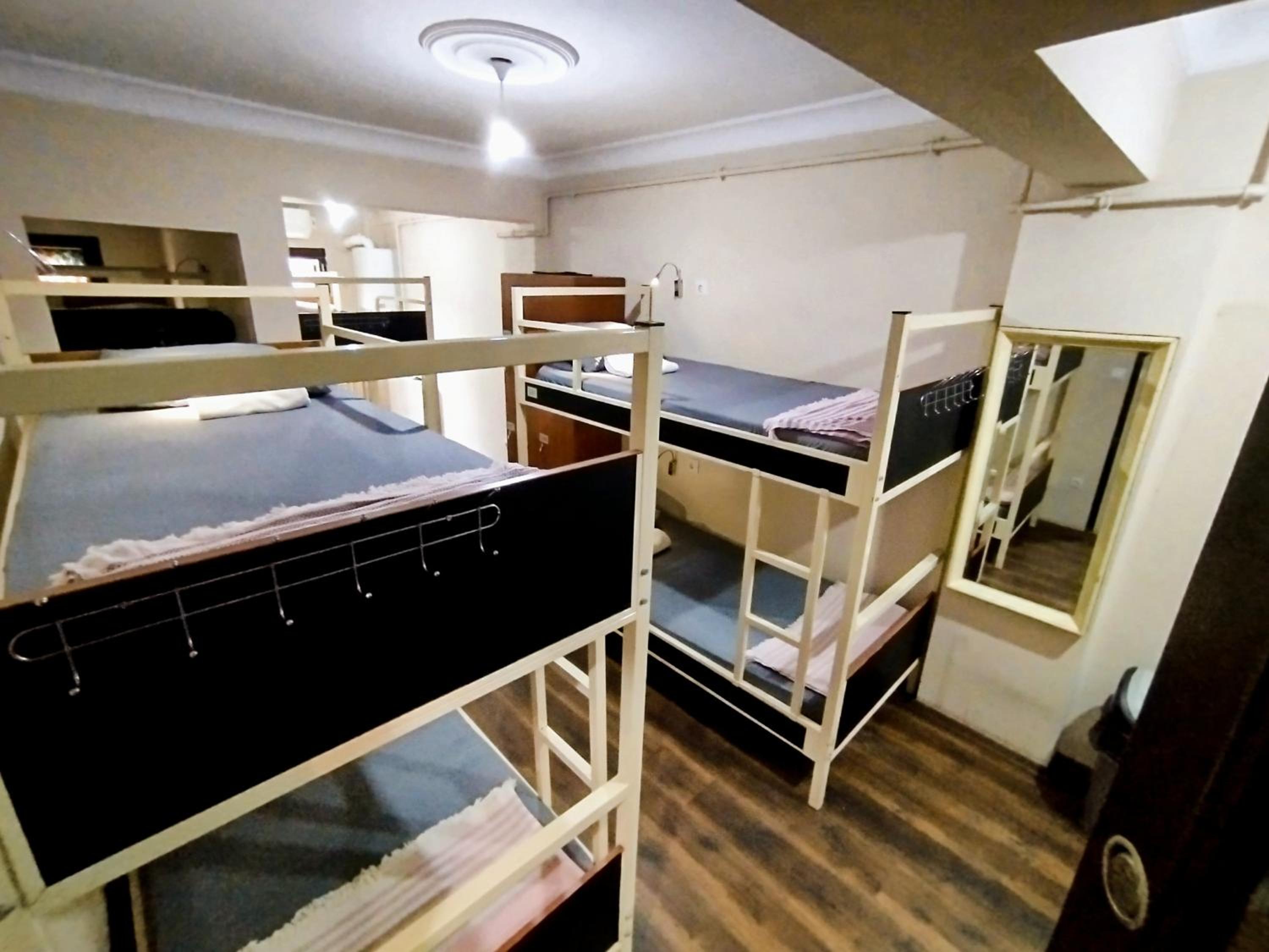 Bed in 6-Bed Mixed Dormitory Room photo 1