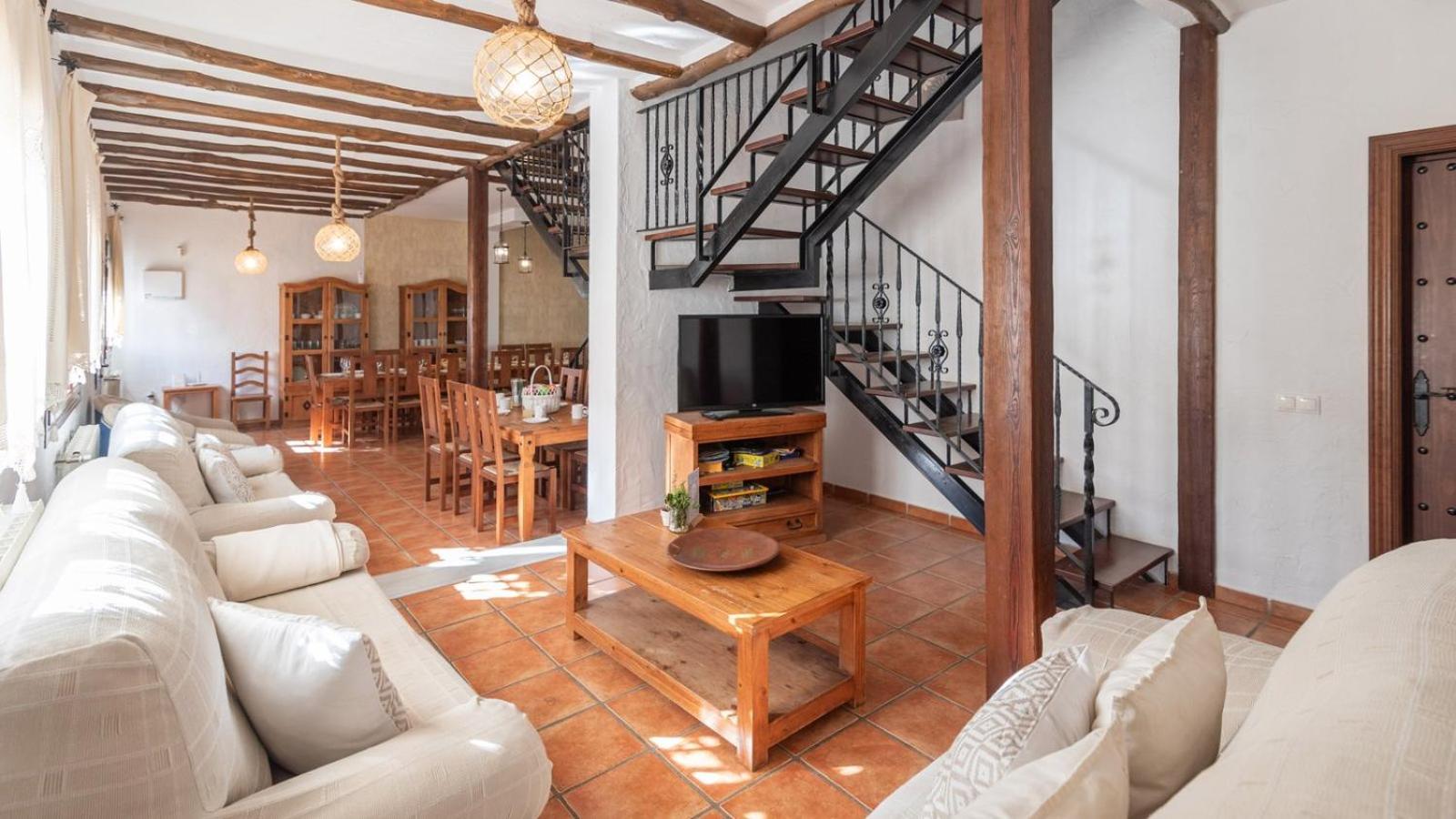 Fourteen-Bedroom House photo 2