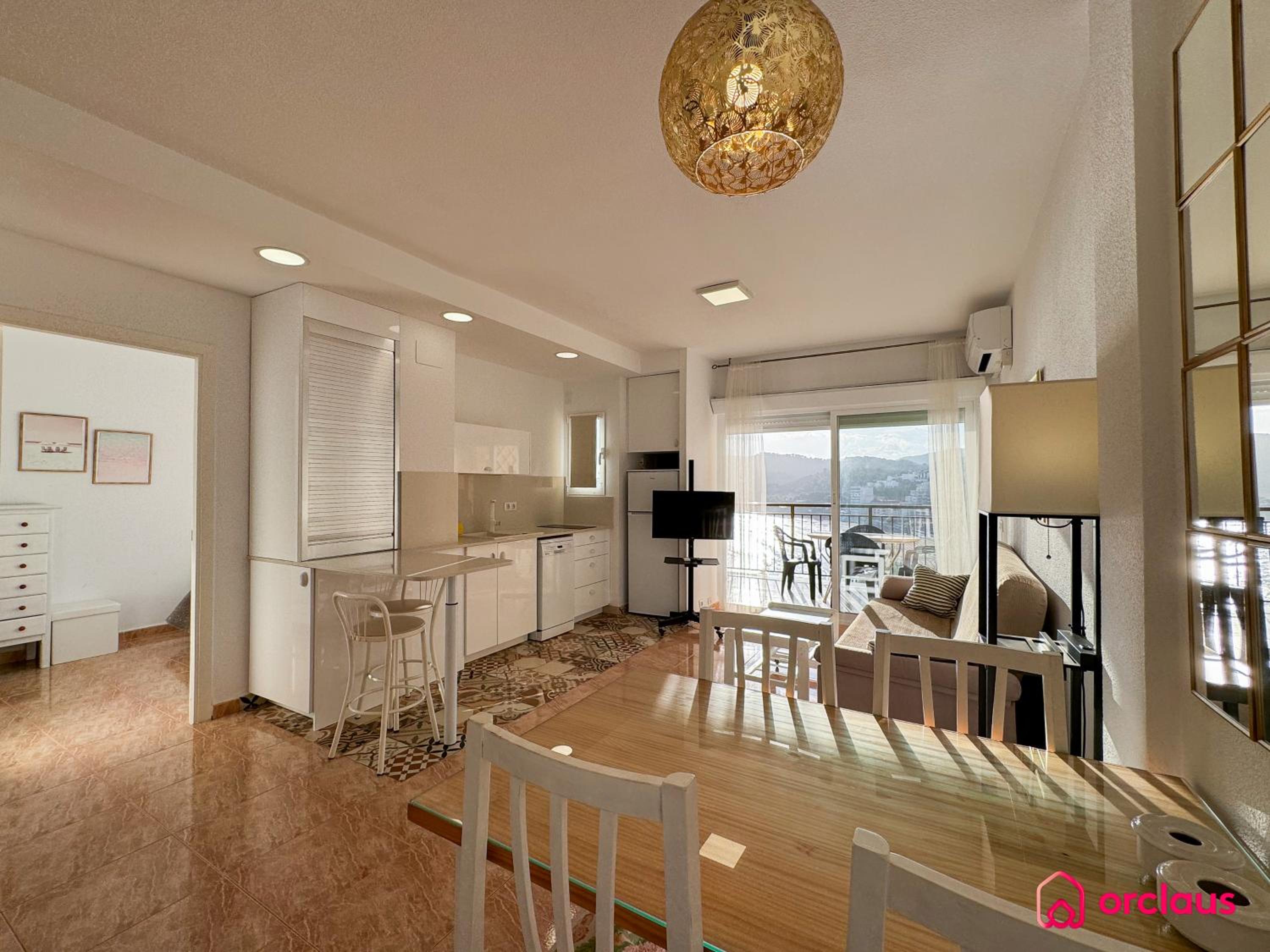 Apartamento de una habitación con vista al mar y balcón.