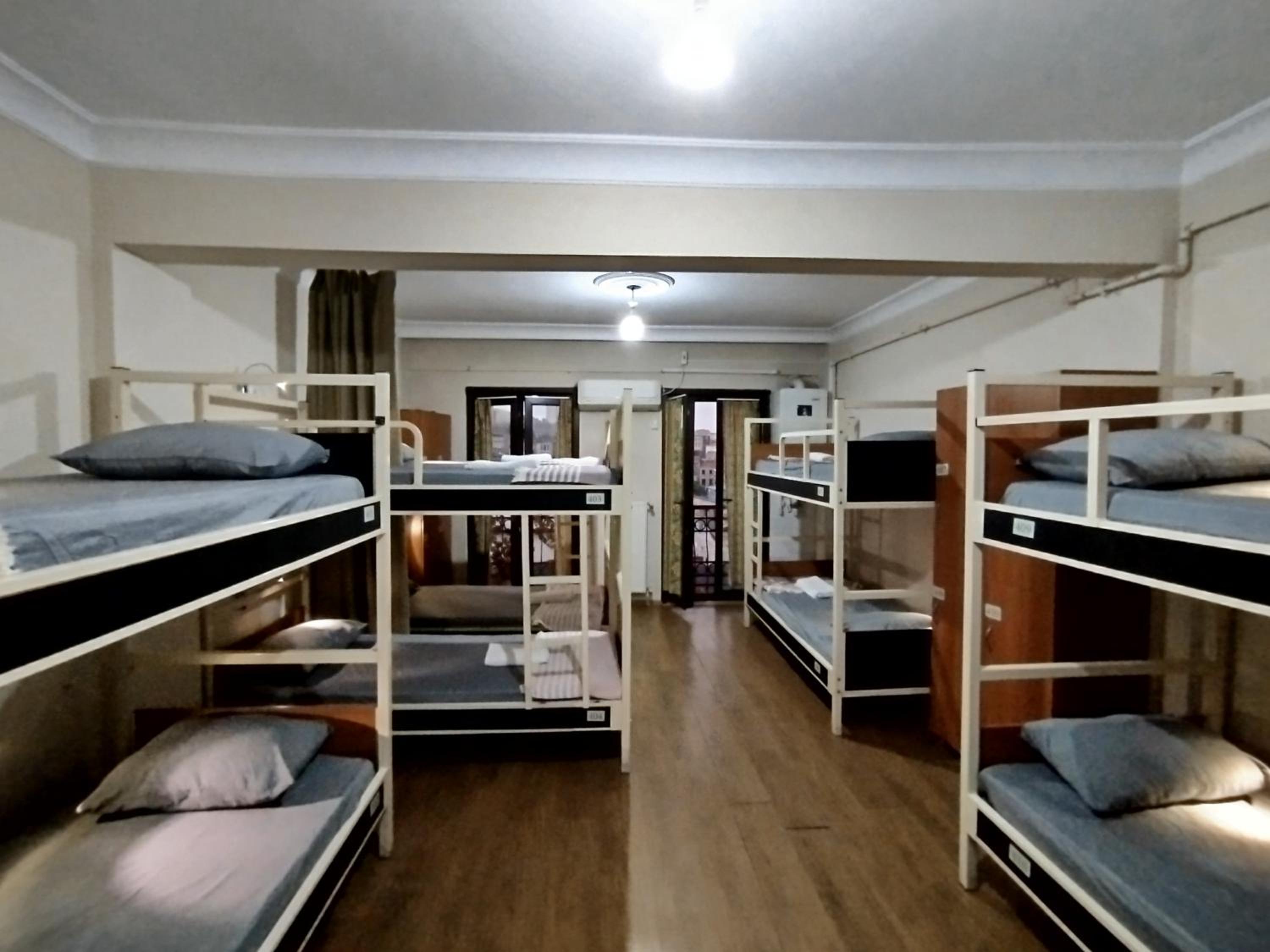 Bed in 10-Bed Mixed Dormitory Room photo 2