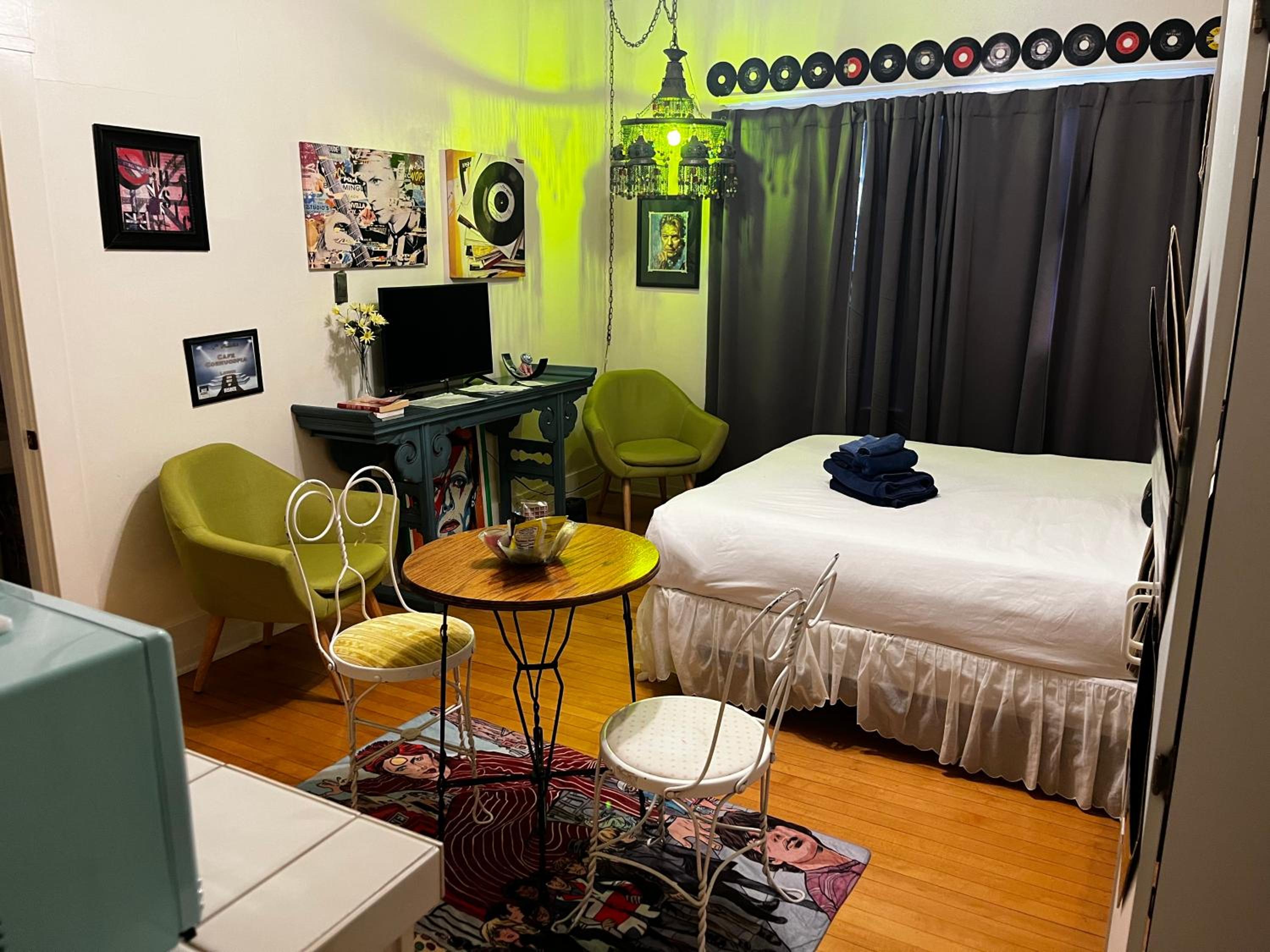 Deluxe Double Room (1 adult + 1 child) - Photo 1