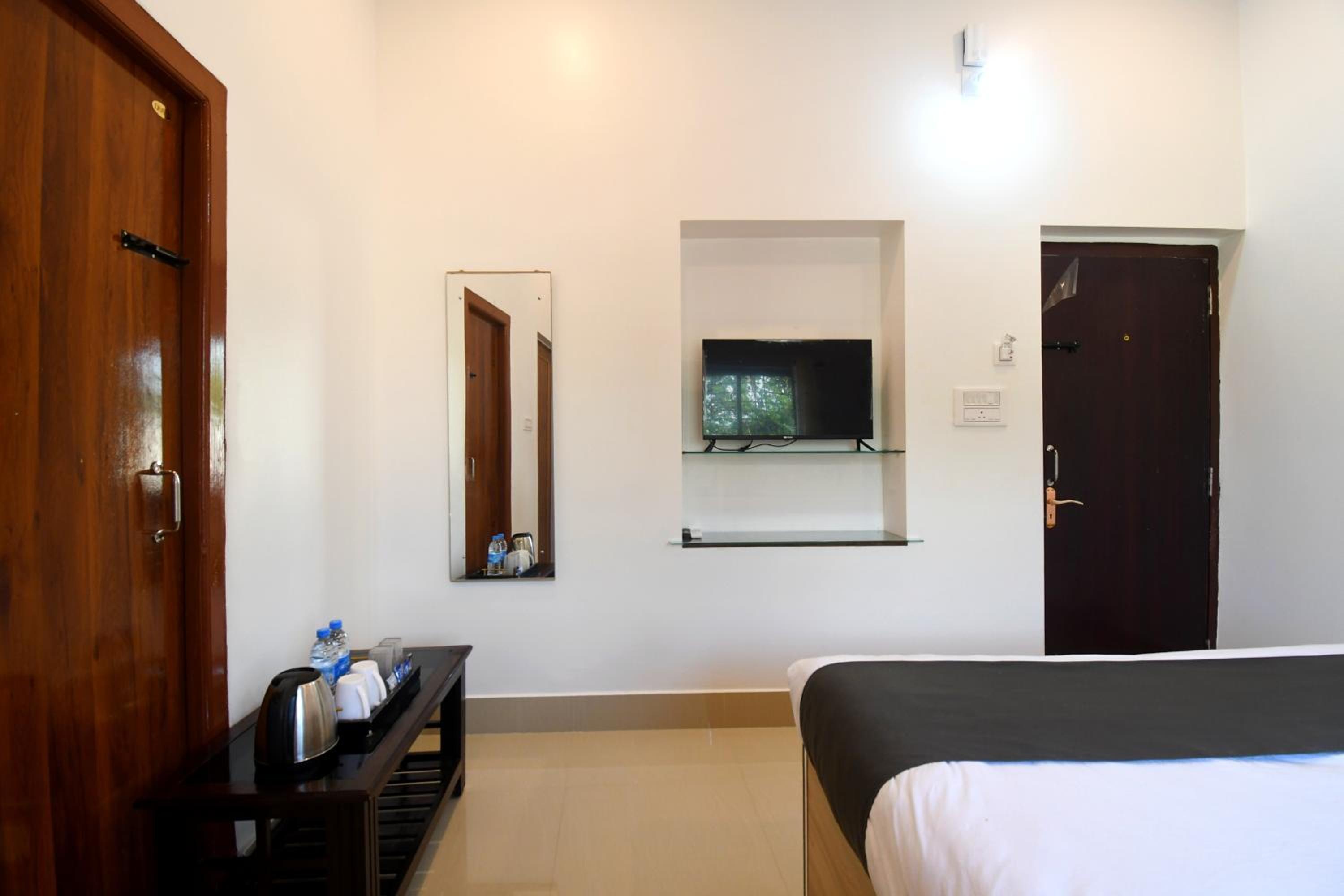 Deluxe Double Room (2 Adults + 1 Child) - Photo 7
