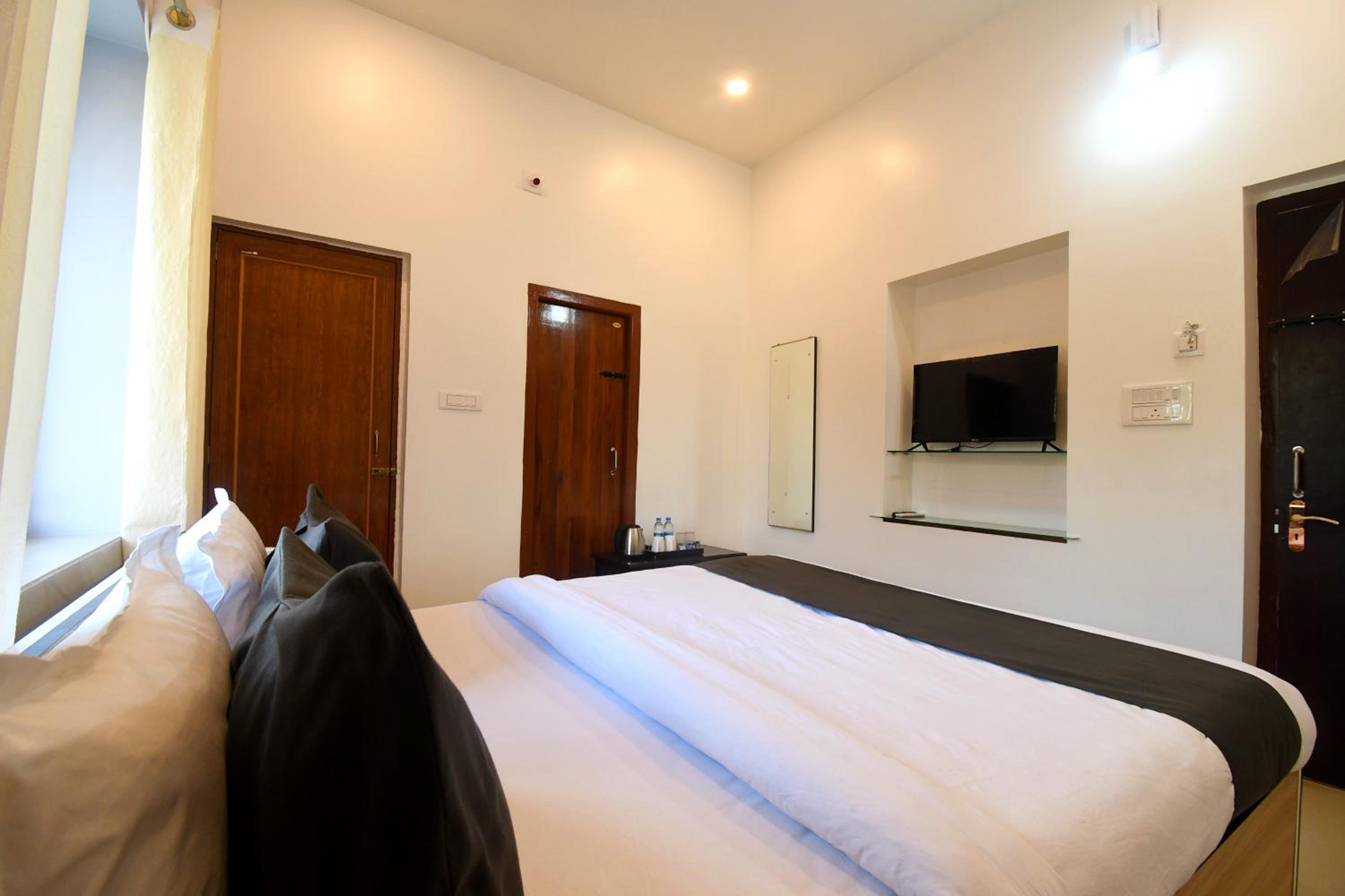 Deluxe Double Room (2 Adults + 1 Child) - Photo 6